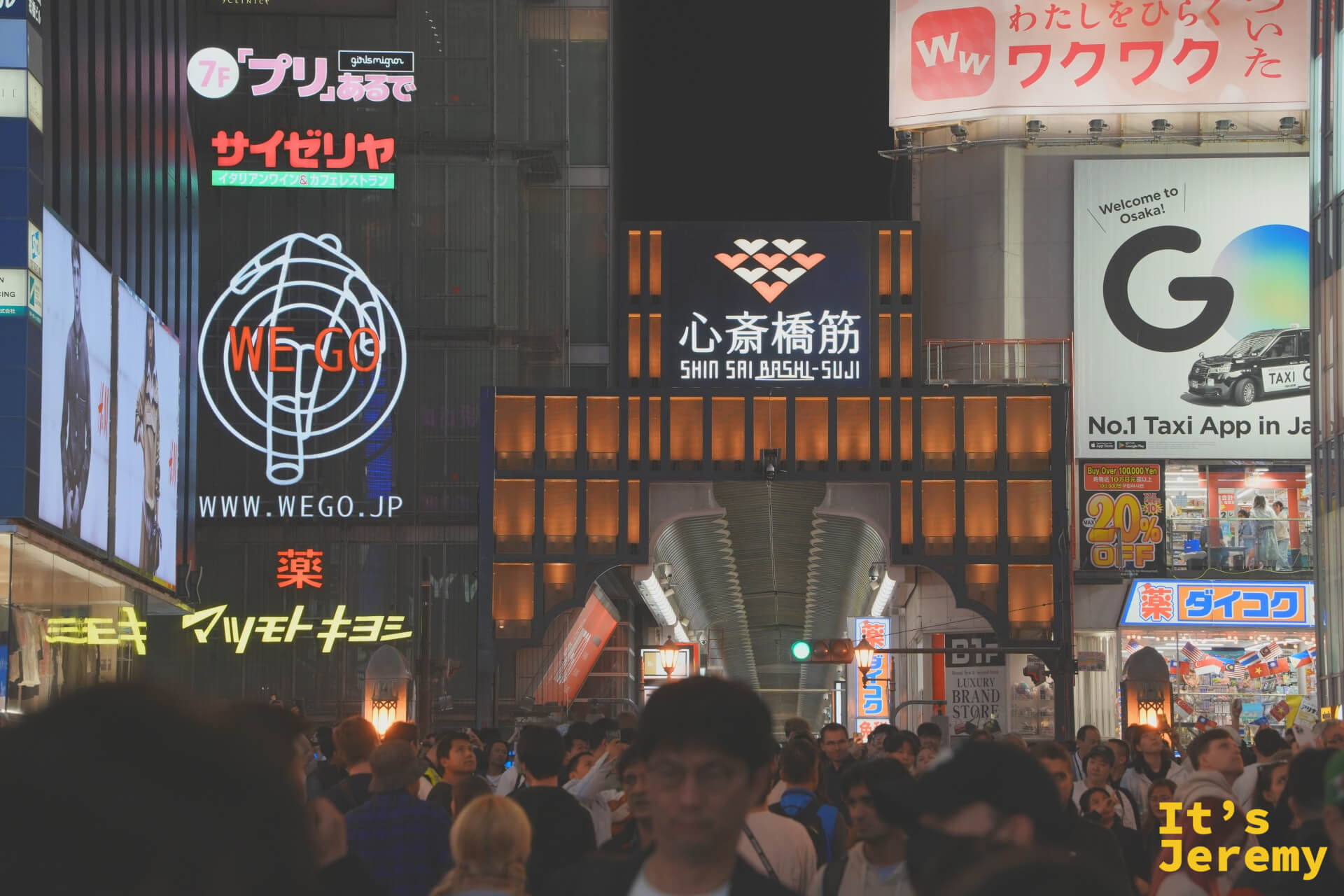 心斎橋筋的夜間街景，路人如織
