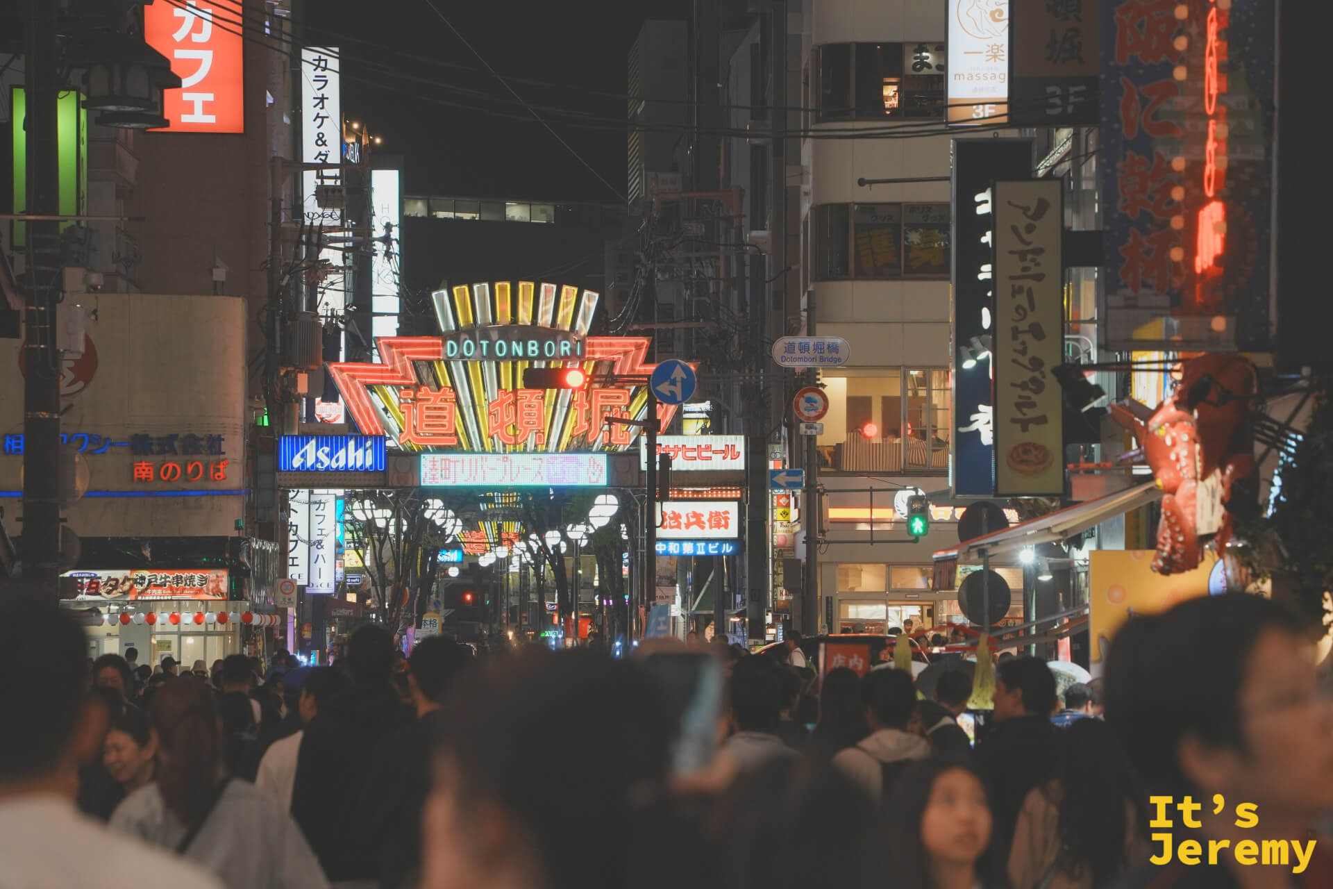 道頓堀街道，遠方可見 Dotonbori 霓虹招牌