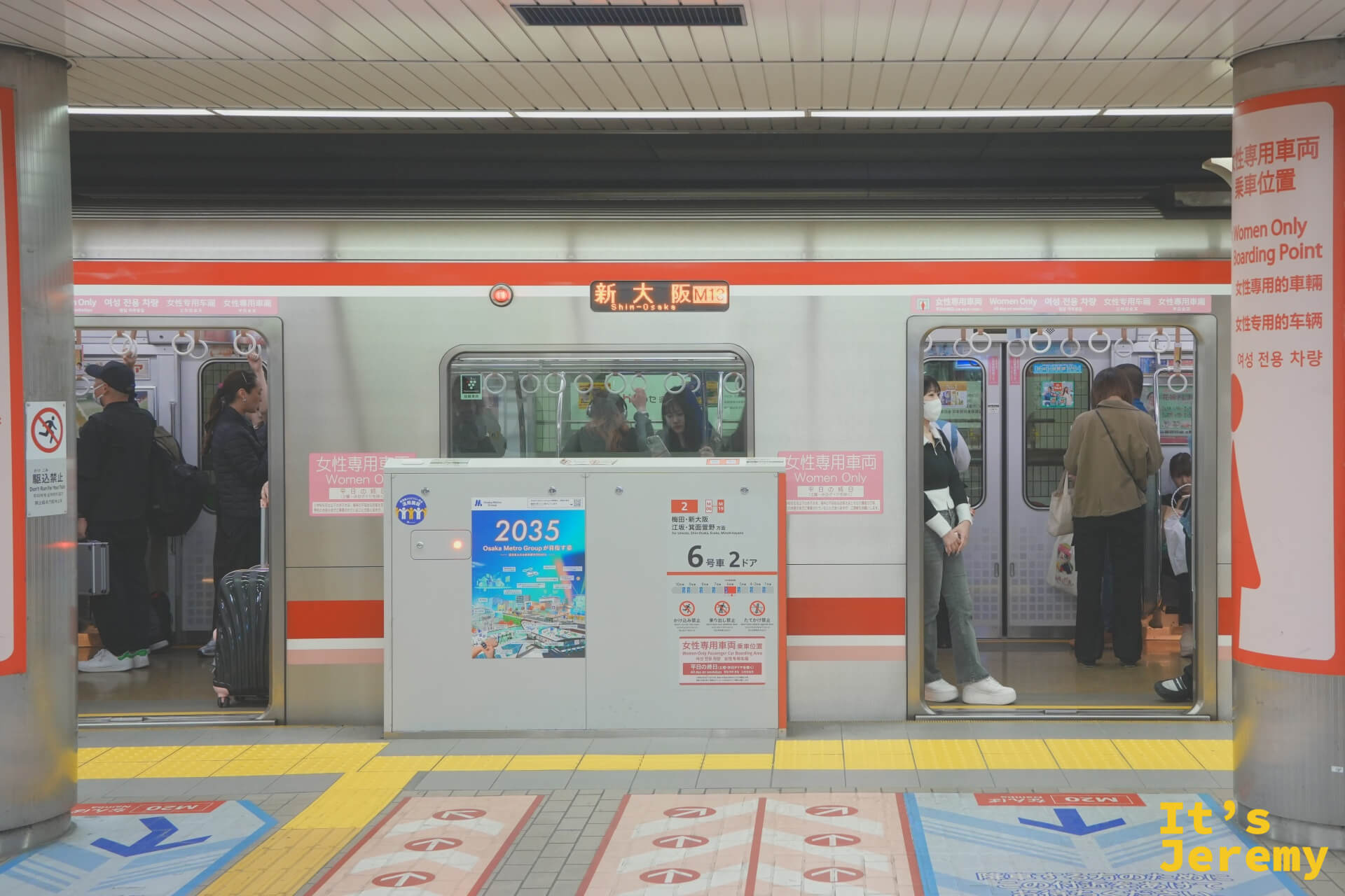 御堂筋線列車停靠月台,月台屏蔽門一字排開