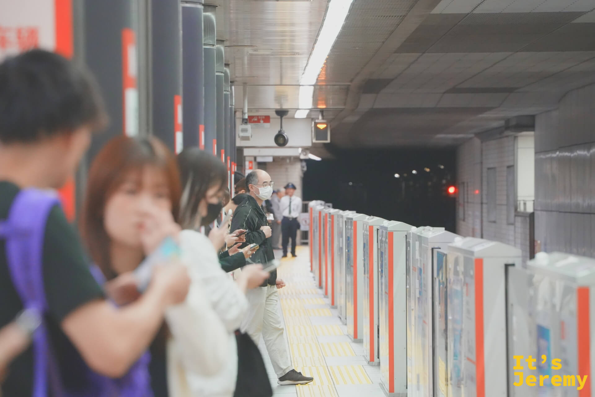 列車進站前,乘客在月台排隊等候