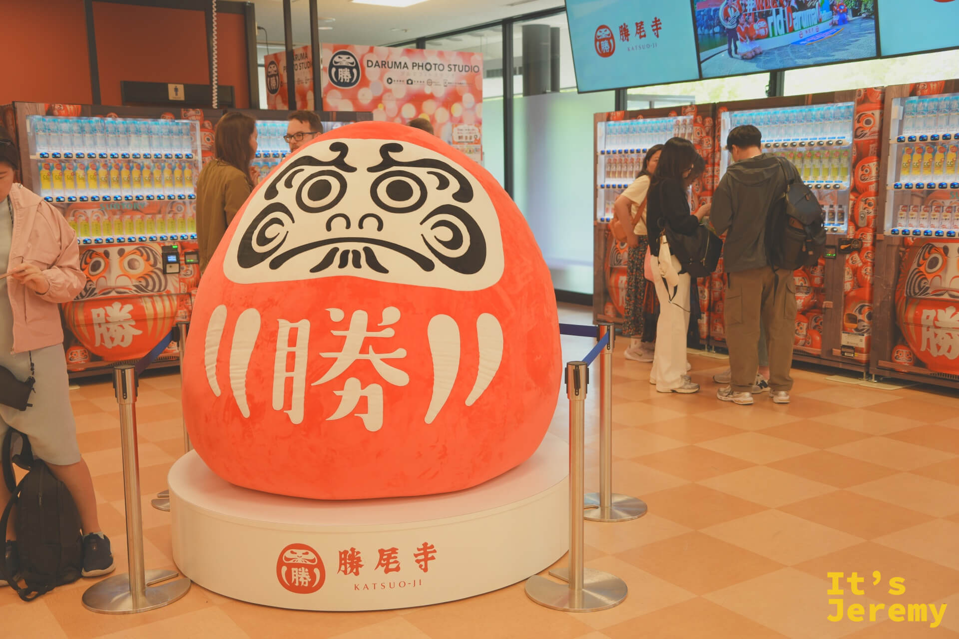 入口大廳內的巨型達摩展示,橘紅搶眼