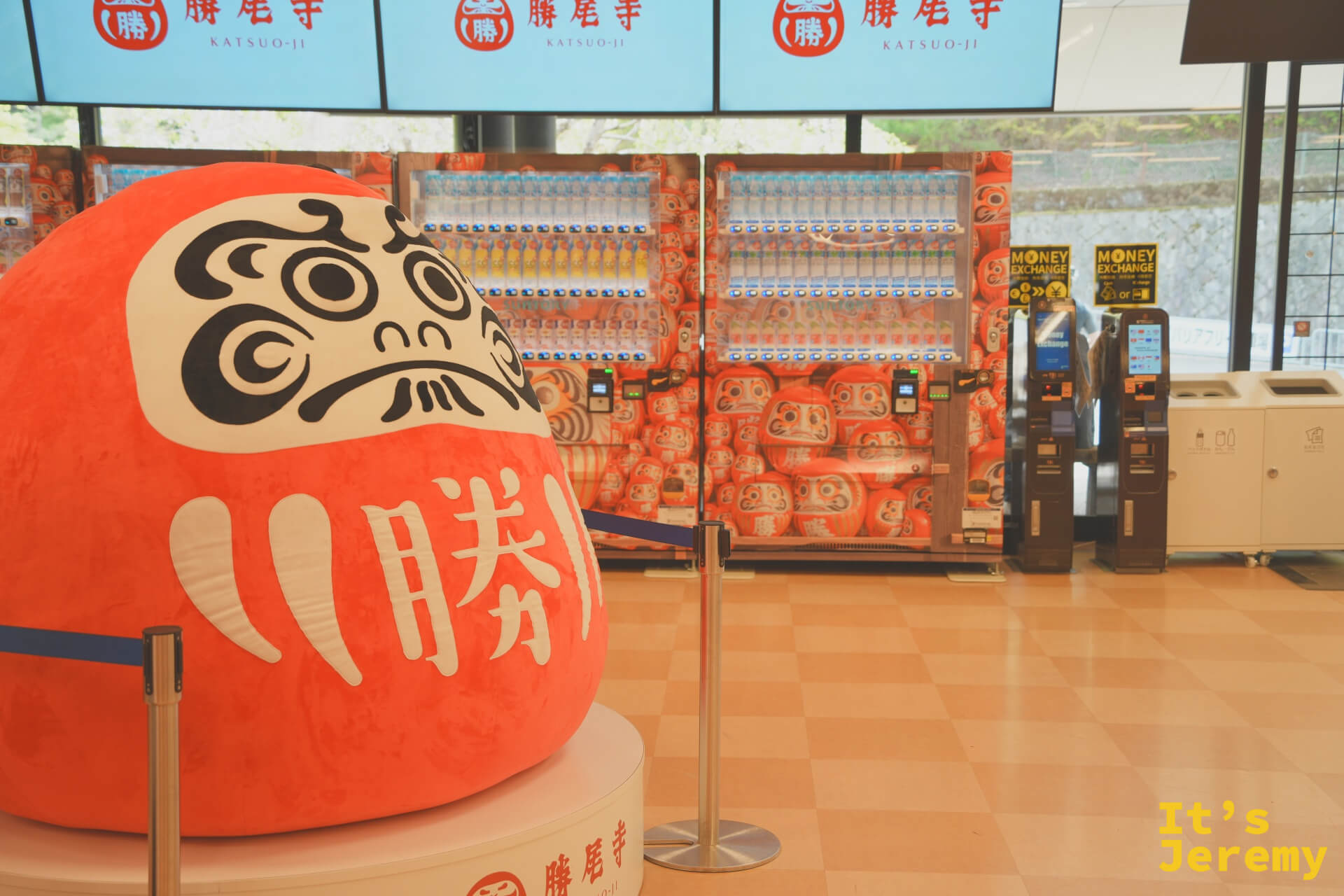 達摩自動販賣機,背後是各種紀念品
