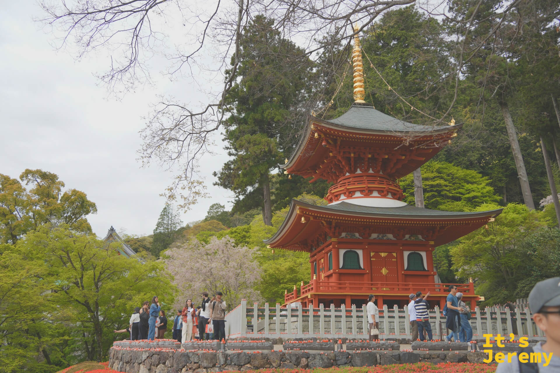 多寶塔全景,丘上聚集著拍照的遊客