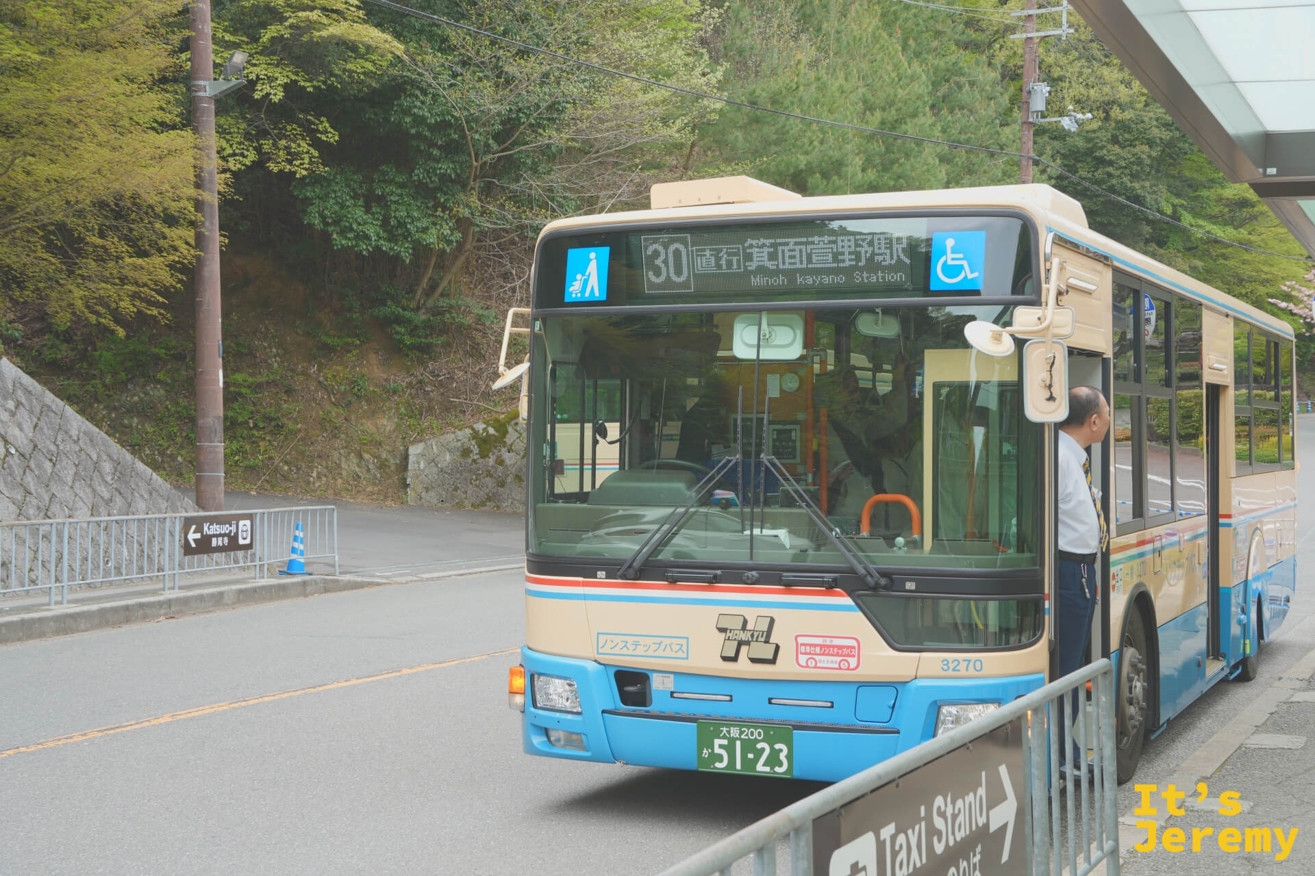 30 號公車停在勝尾寺門口,準備返回箕面萱野站