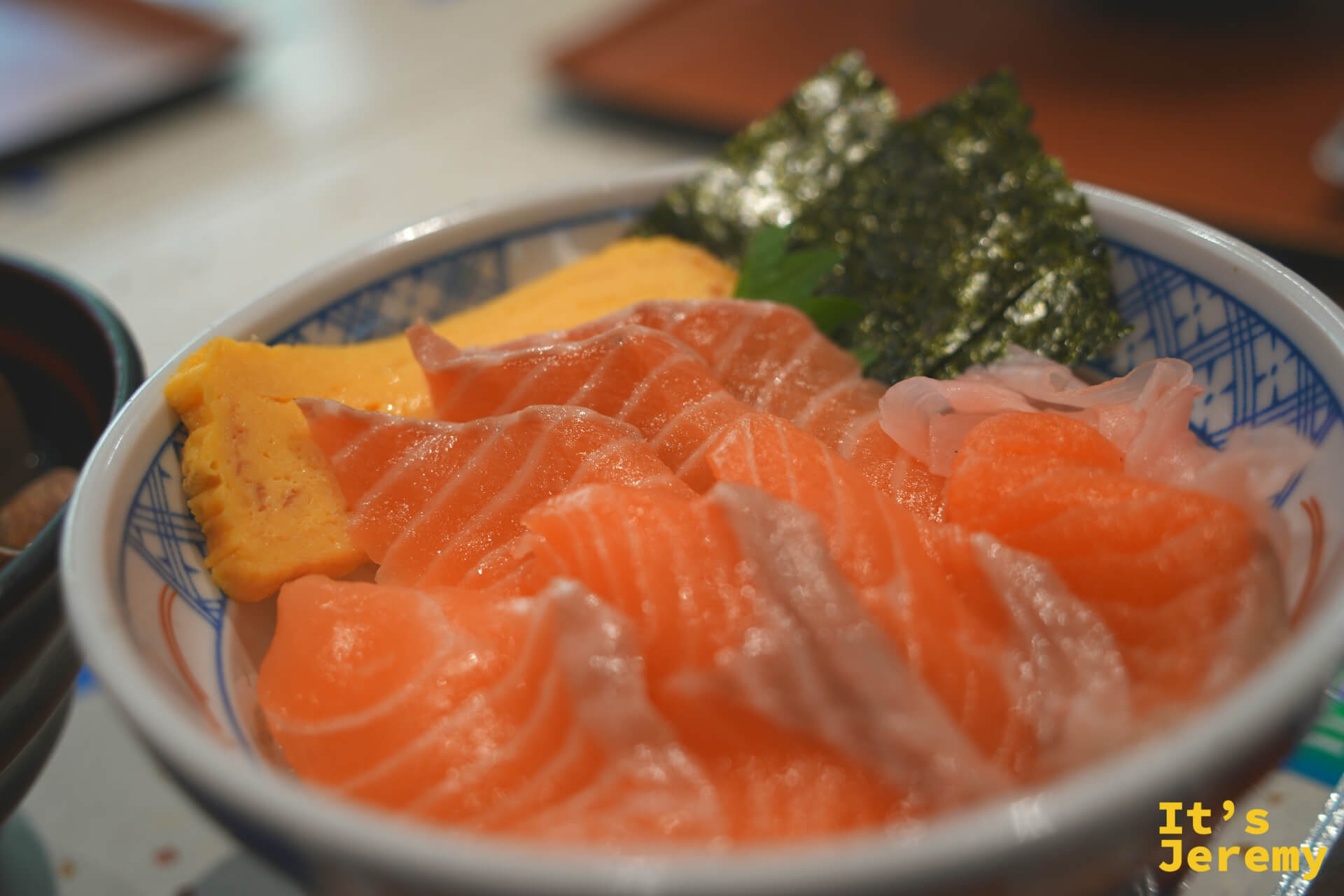 オーロラサーモン丼（極光鮭魚丼），鮭魚厚切鋪滿整碗，橘粉色的切面在燈光下泛著光澤