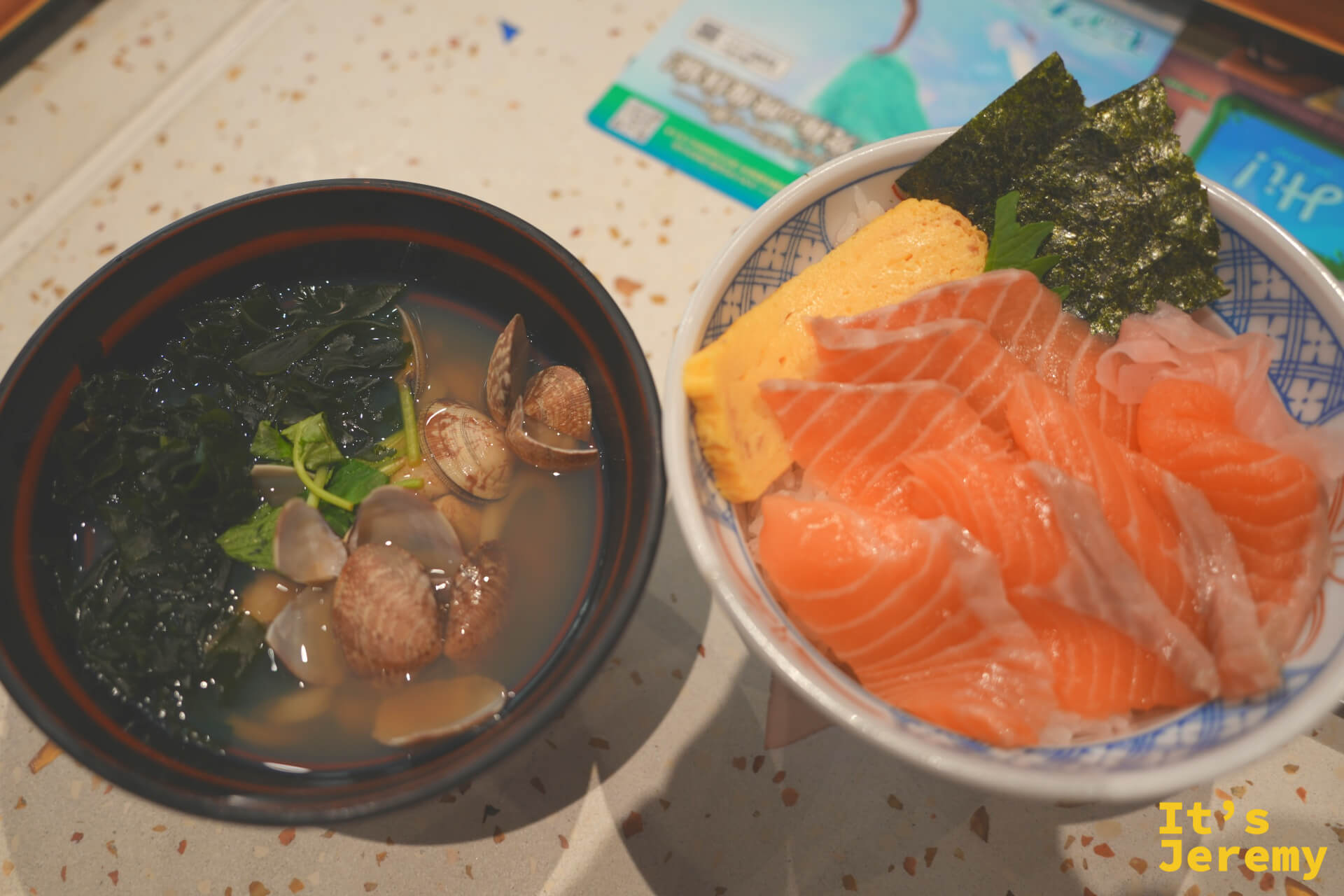 蛤蜊海帶芽烏龍麵與鮭魚丼並排上桌，湯頭清澈，蛤蜊殼沉在深色碗底