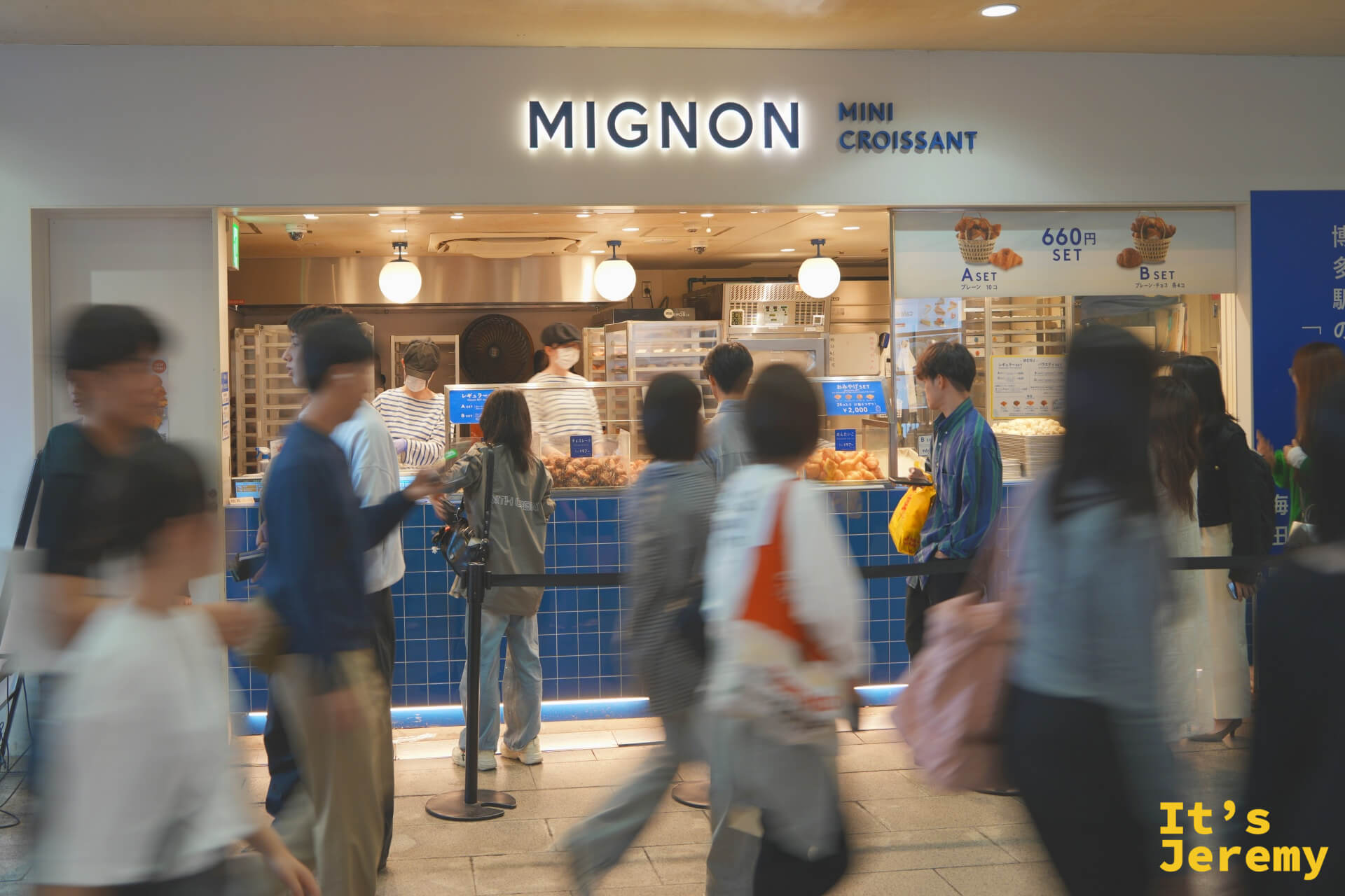 MIGNON MINI CROISSANT 梅田店面外觀，店前有排隊人龍，看板清楚標示 A SET ¥660