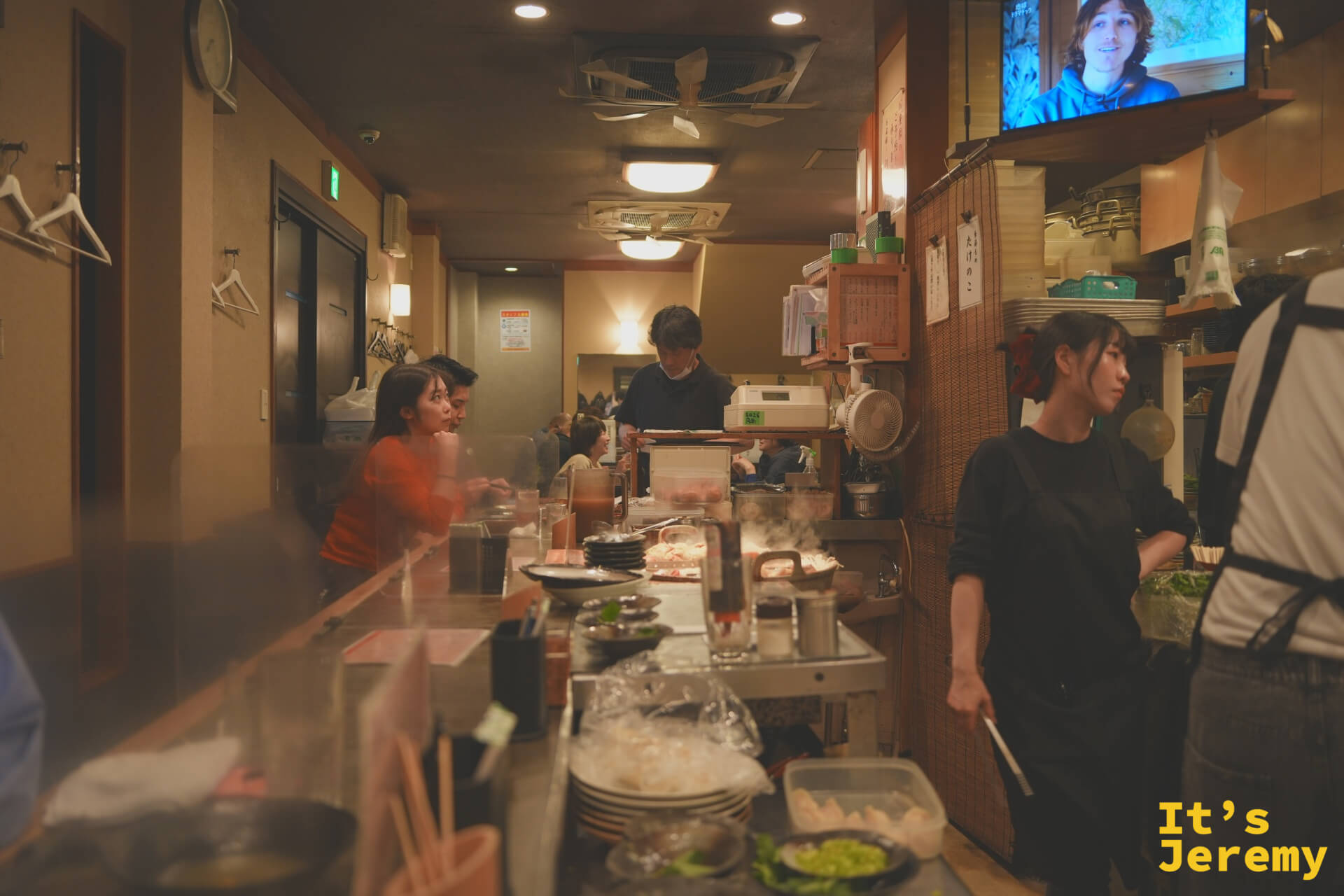 從入口望進去，店內滿座，是典型的大阪居酒屋熱度