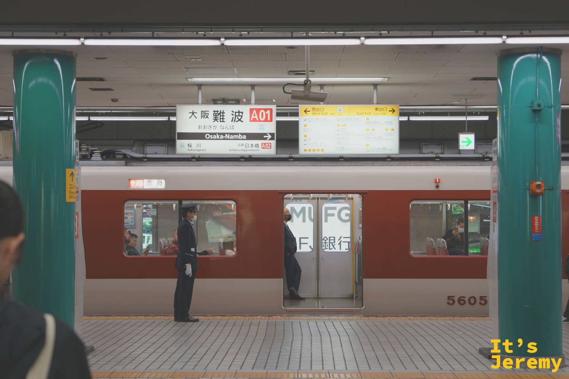 大阪難波站近鐵月台，A01 站名標誌清晰可見，等車的上班族與遊客並排