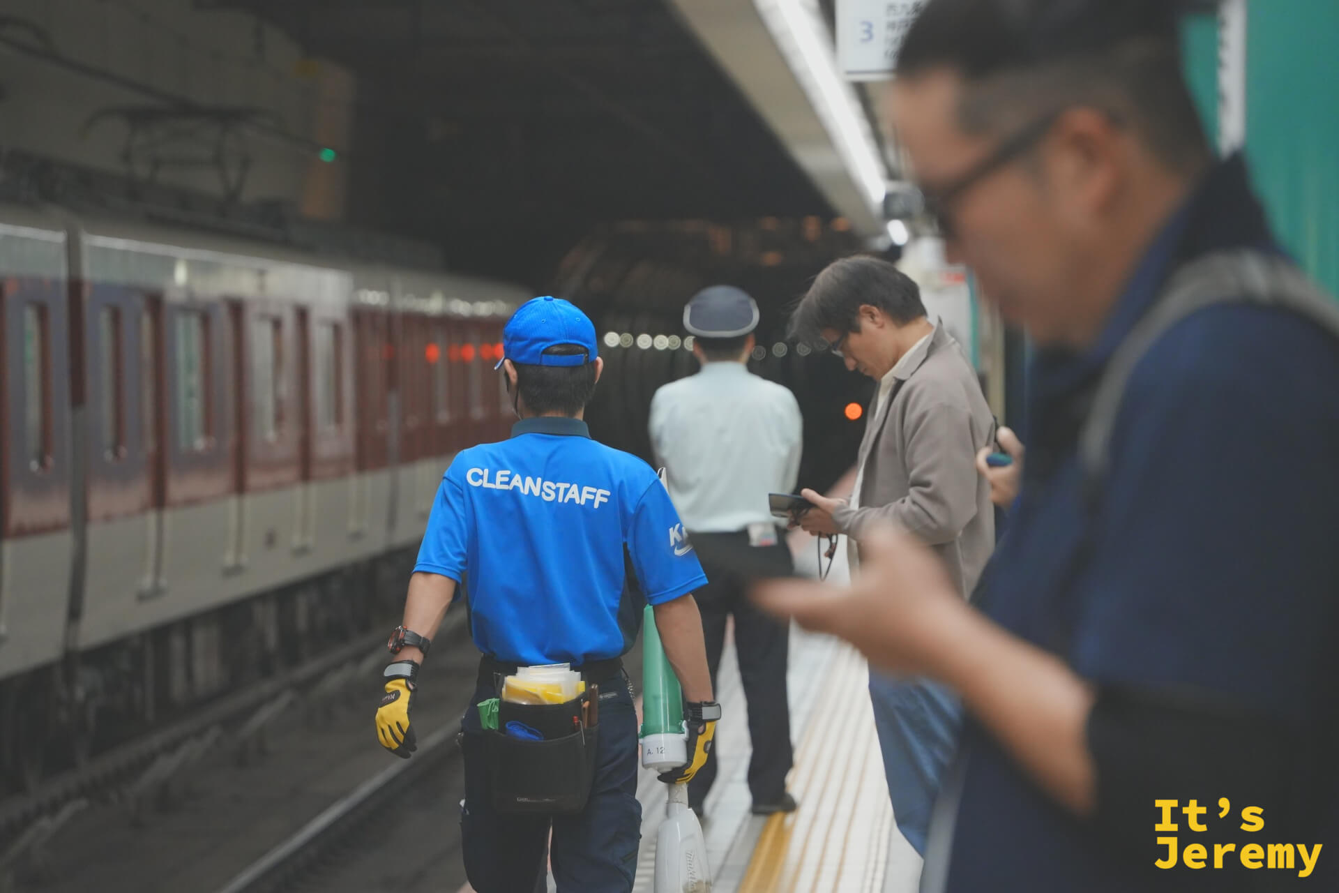 月台上身著藍色制服的清潔人員，日本鐵路服務一絲不苟的日常