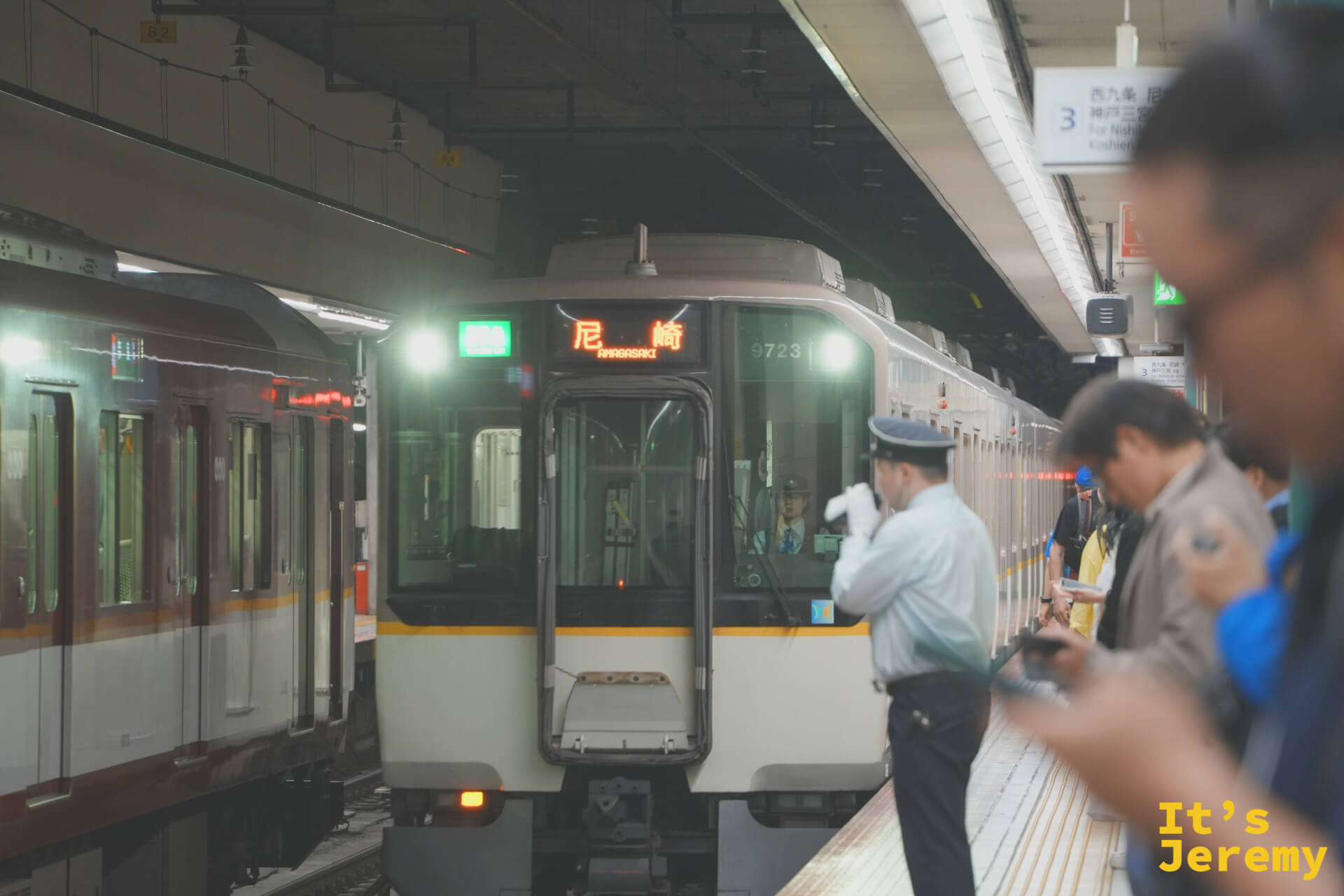 阪神線列車進站，方向牌顯示「尼崎」