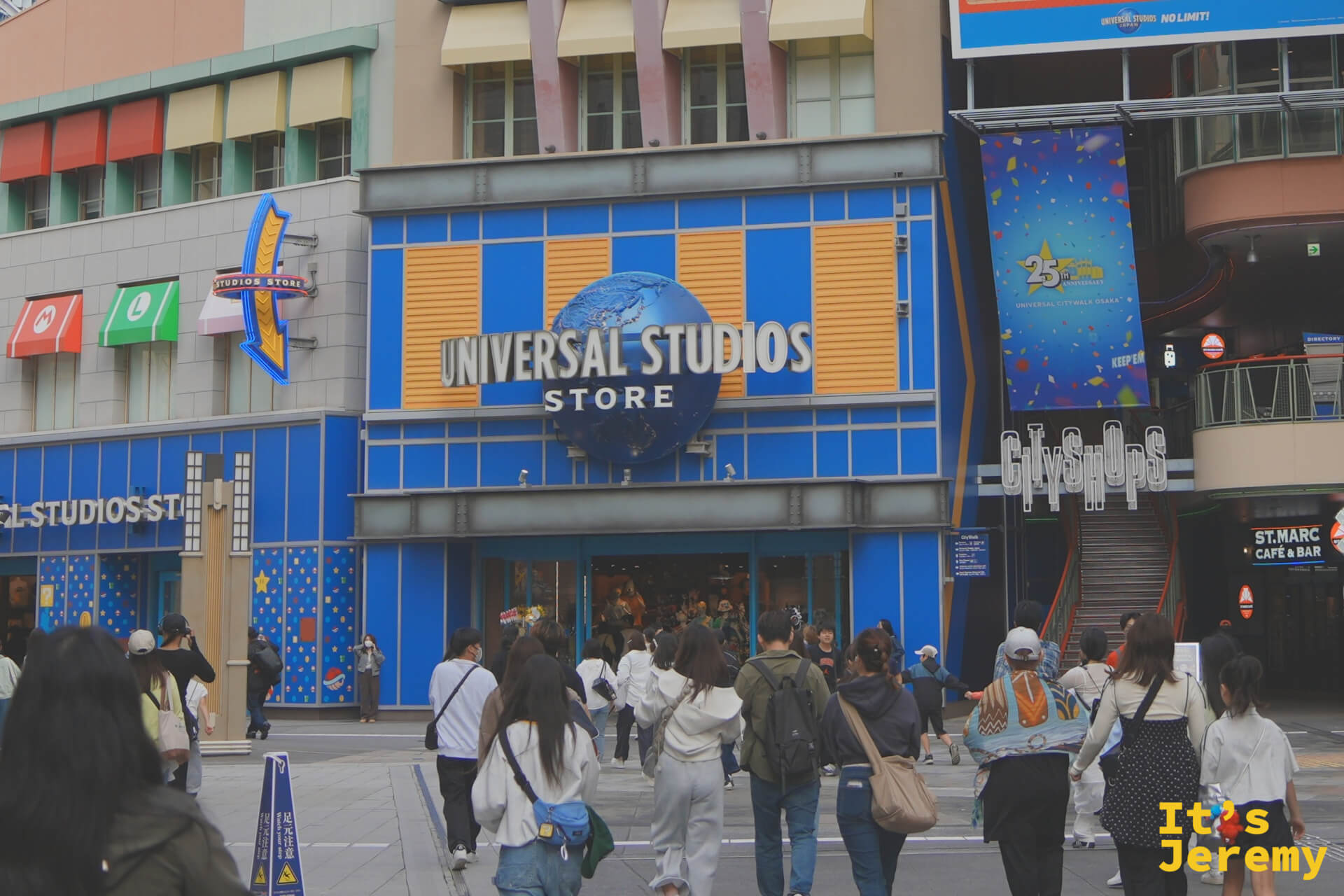 Universal Studios Store 外觀，入口附近的直營店飄著 Mario 旗幟