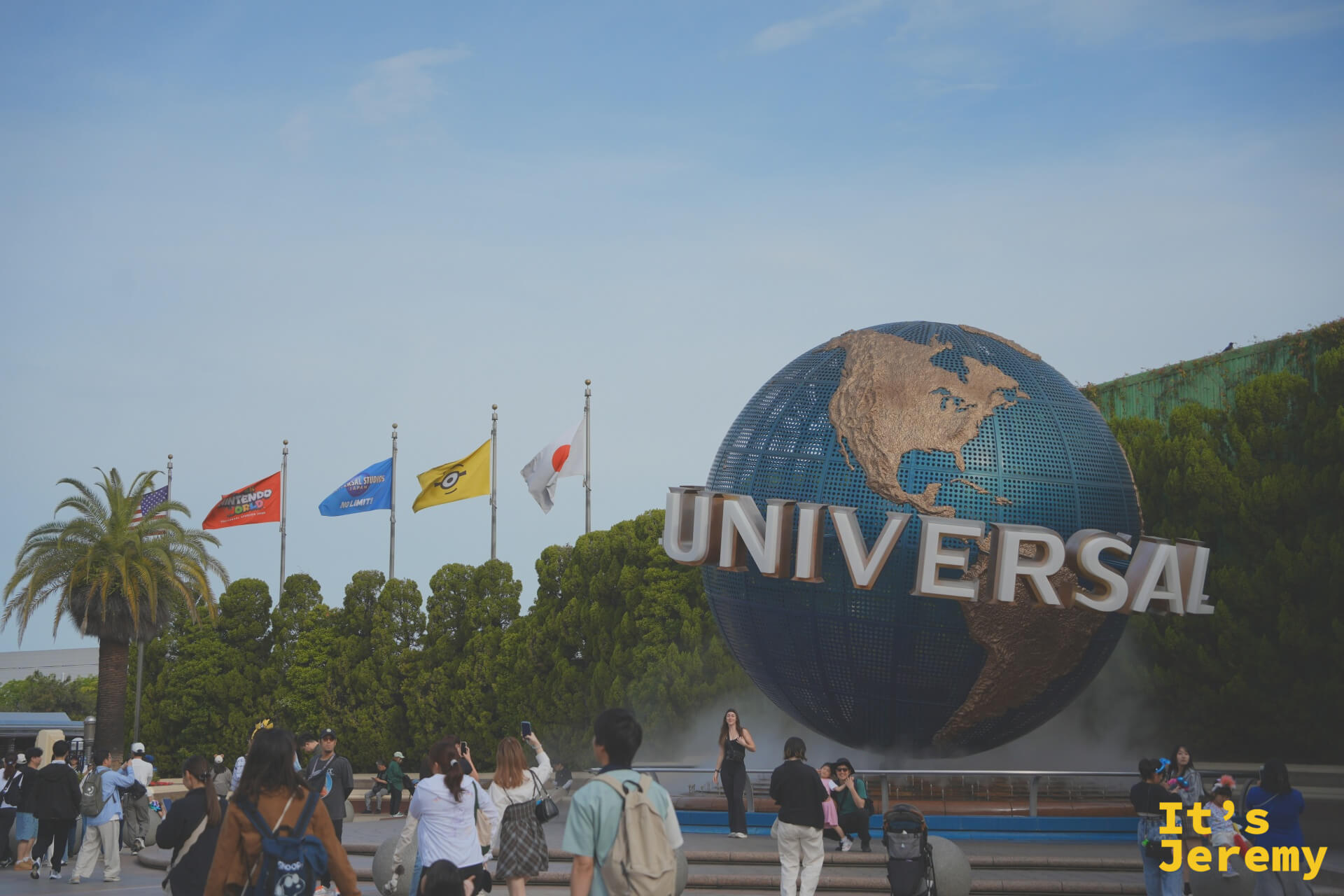 Universal Globe 全景，背後是 25th Anniversary 的 USJ 入口大門與園區旗幟