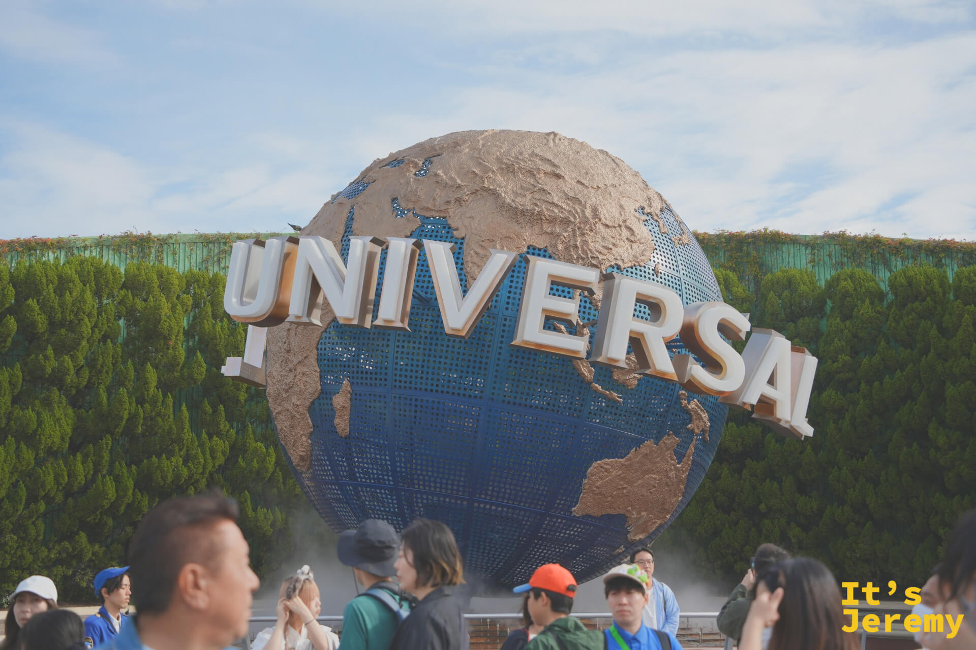 招牌地球儀 Universal Globe，各 IP 旗幟在風中飄揚
