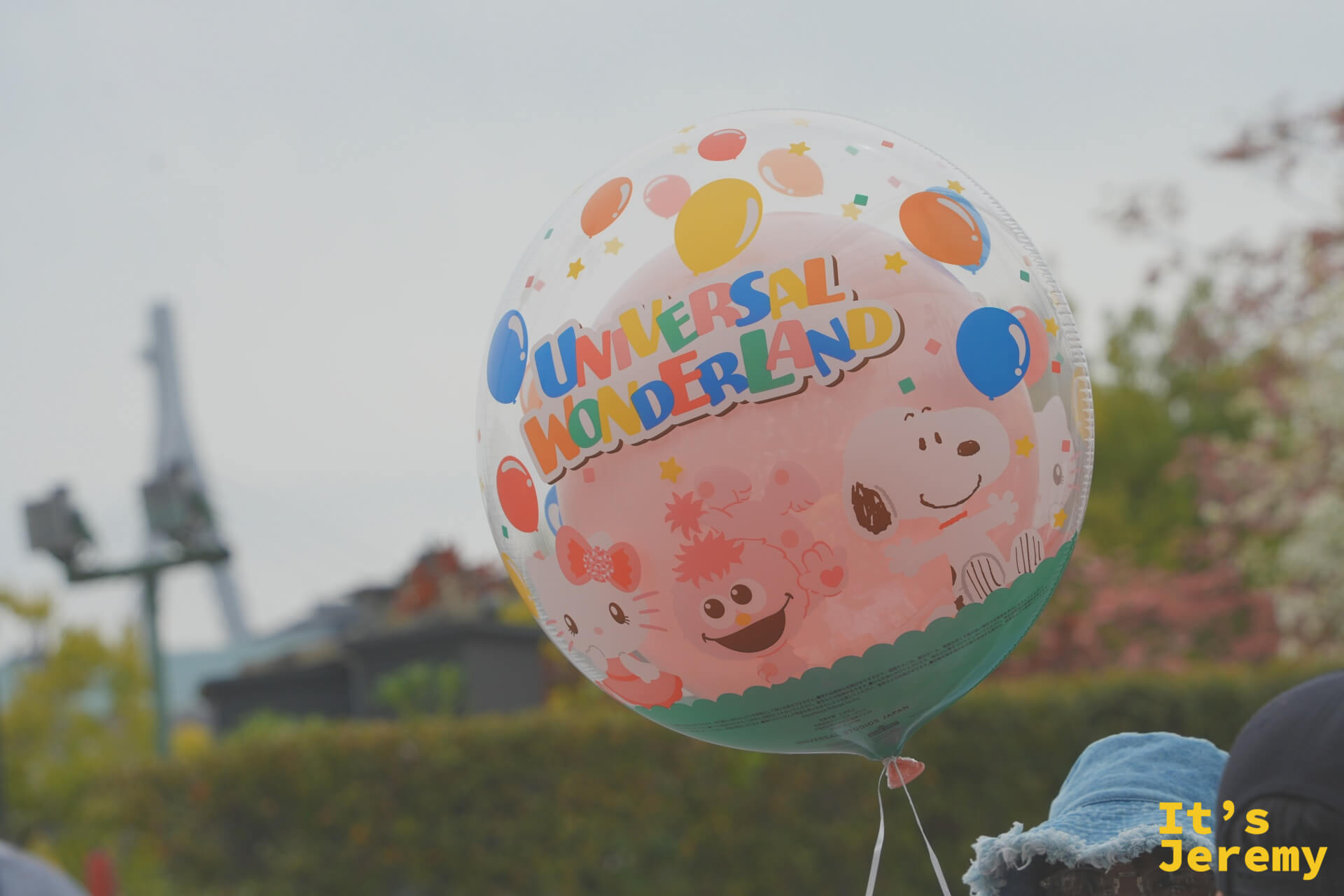 Universal Wonderland 透明圓形氣球，印著 Hello Kitty 和 Snoopy 的圖案