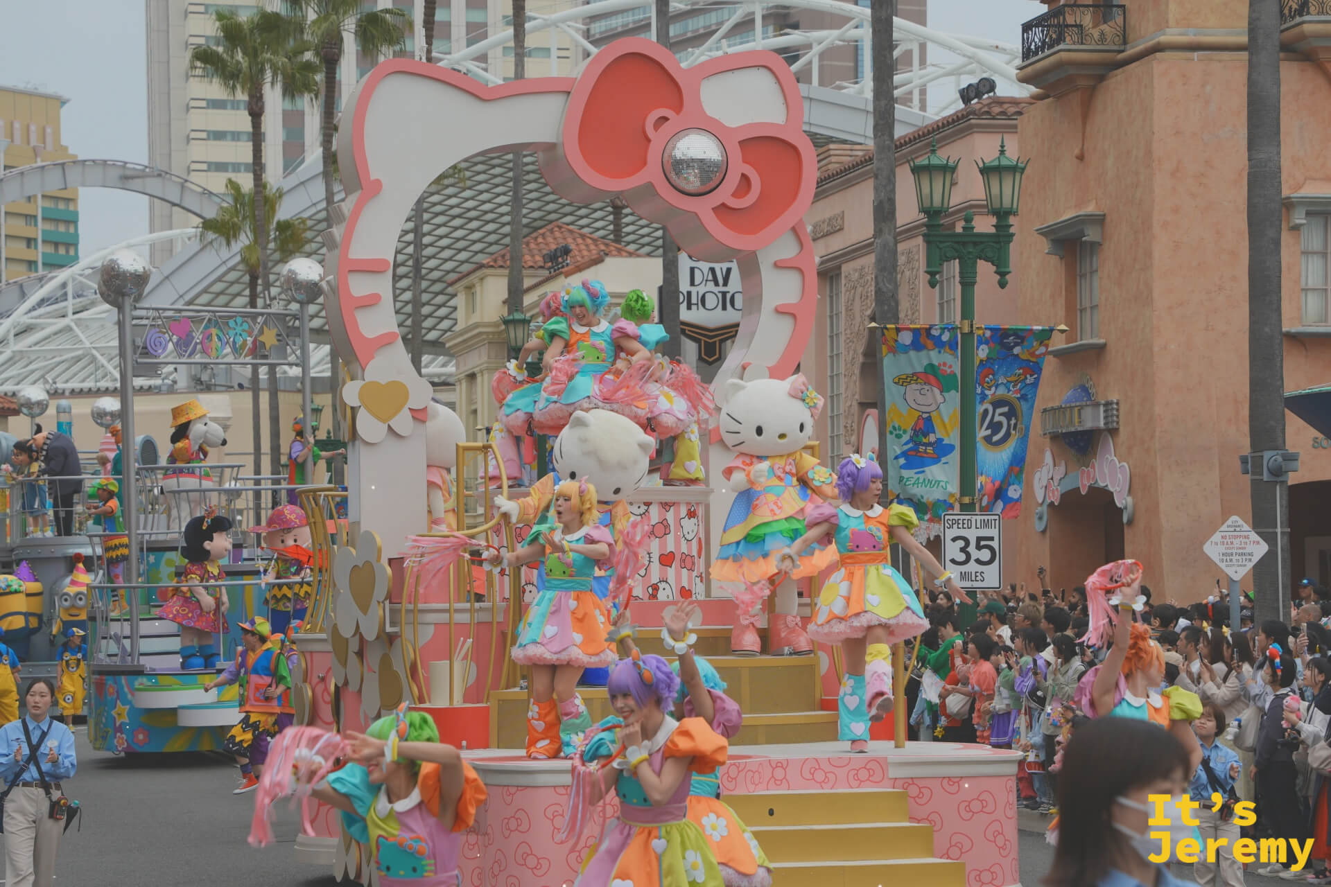 Hello Kitty 花車全景，粉色系主調搭配花卉圖案，Hello Kitty 大型造型佇立花車中央