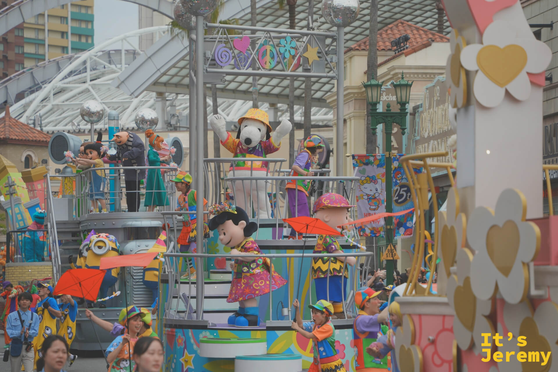 Snoopy 花車全景，Charlie Brown、Snoopy 等花生角色同台，花車以多層甲板設計呈現，頂部有 25 週年裝飾