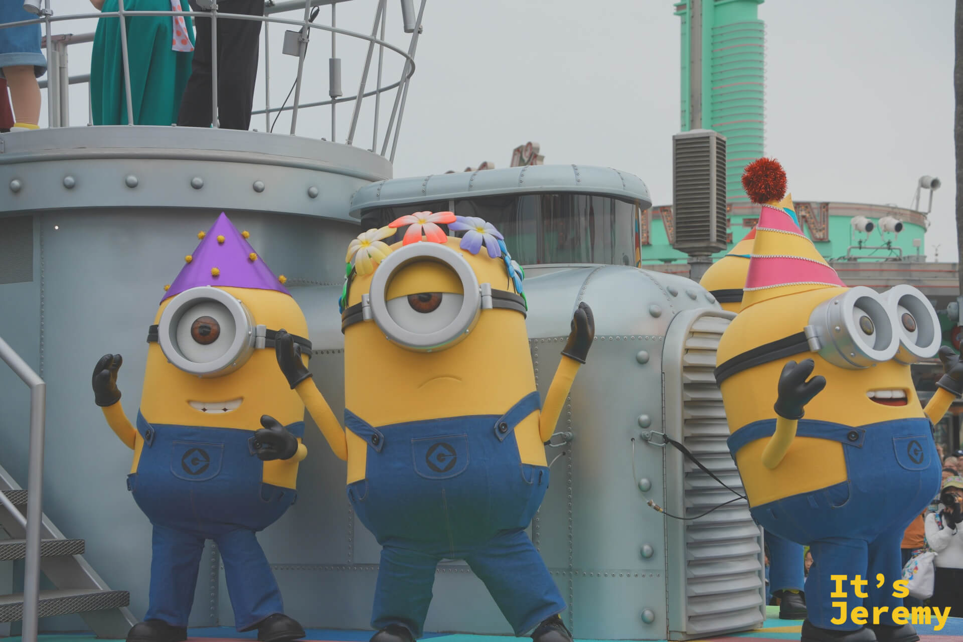三隻戴著生日帽的 Minion 站在花車前沿，Kevin、Stuart、Bob 的組合出現讓全場尖叫