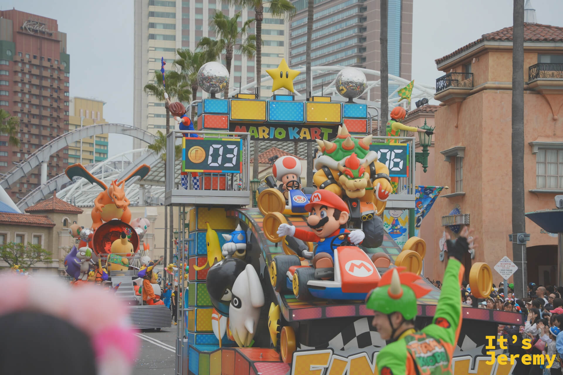 Mario Kart 花車遠景，整台花車以遊戲場景設計，比分板顯示「03 vs 06」，Bowser 和 Toad 在高處對決