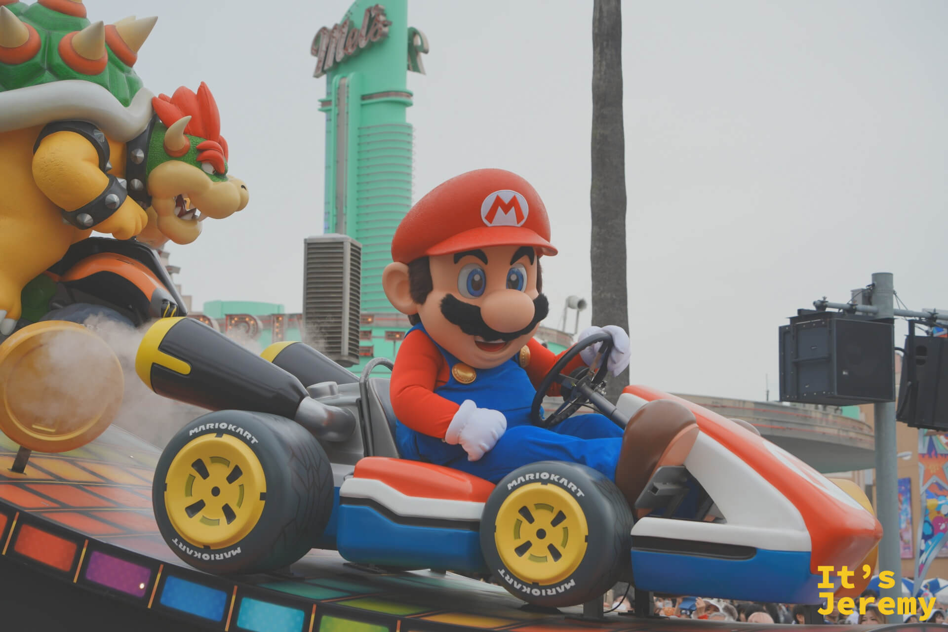 Mario 和 Bowser 特寫，Mario 在前方打方向盤，Bowser 在後方虎視眈眈，這個構圖把兩個角色之間的宿命對決表現得恰到好處