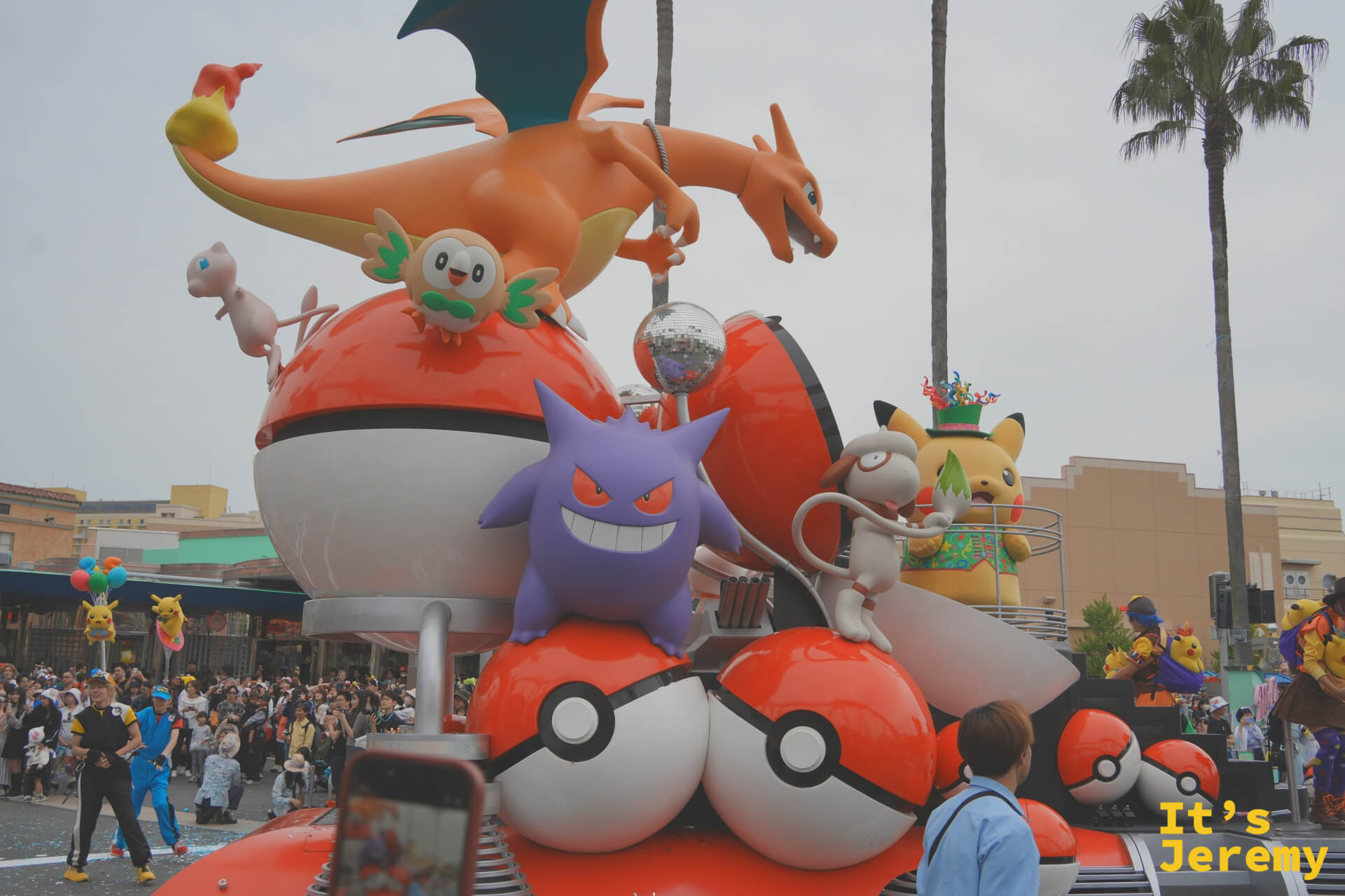 精靈寶可夢花車另一面，耿鬼（Gengar）在寶貝球上展示招牌邪笑，耿鬼的出現讓場邊一陣尖叫