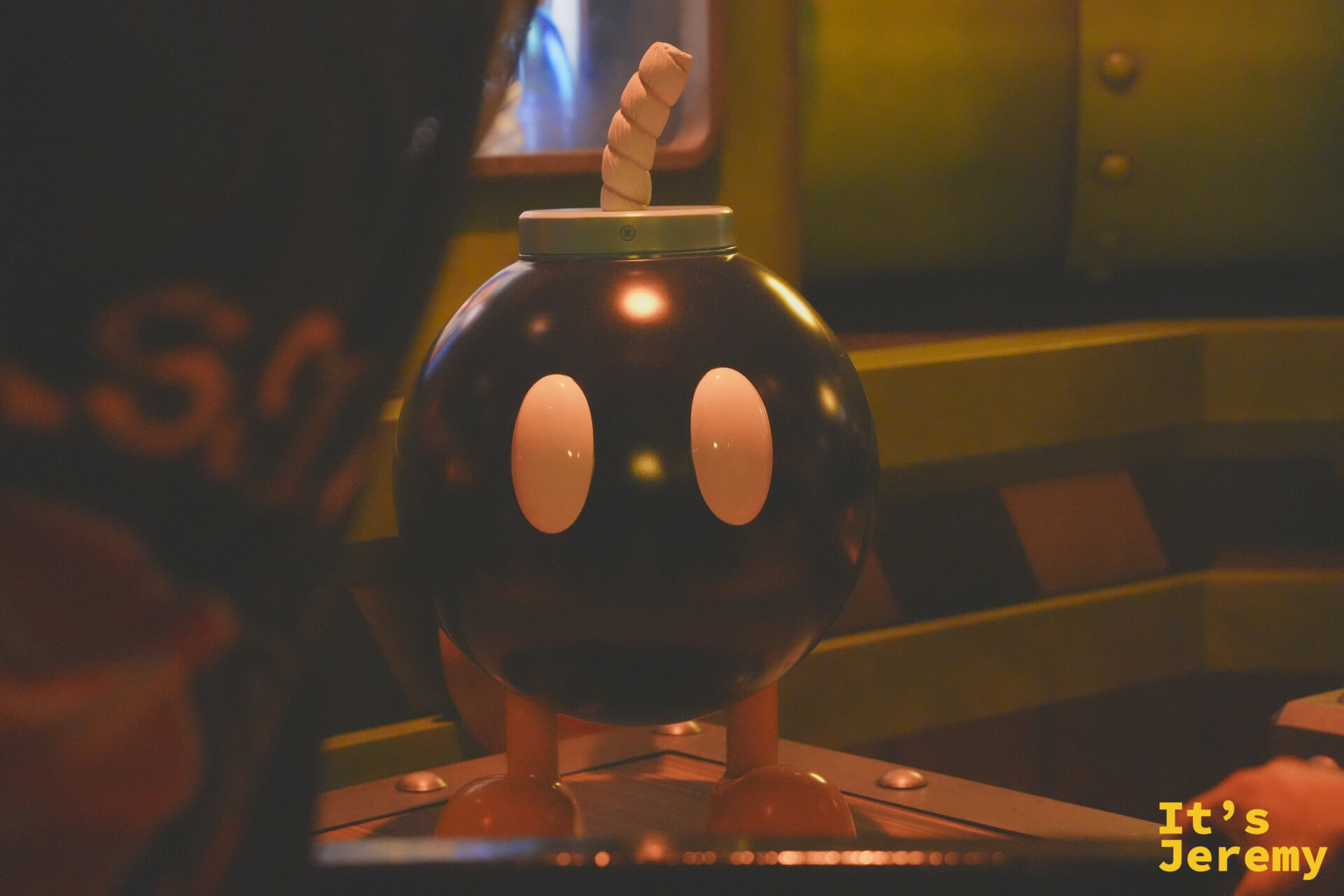 Bob-omb（炸彈兵）特寫，黑色圓體配上一雙呆萌的白色眼睛，放在遊戲道具展示台上