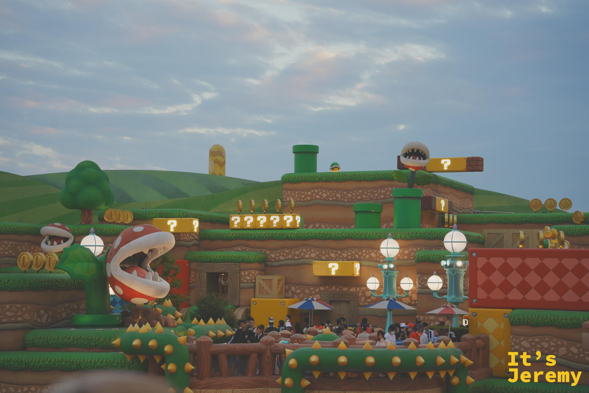 日落後的 SNW 廣場，彩色燈光讓問號磚和場景建築更加立體，Piranha Plant 和 Bowser