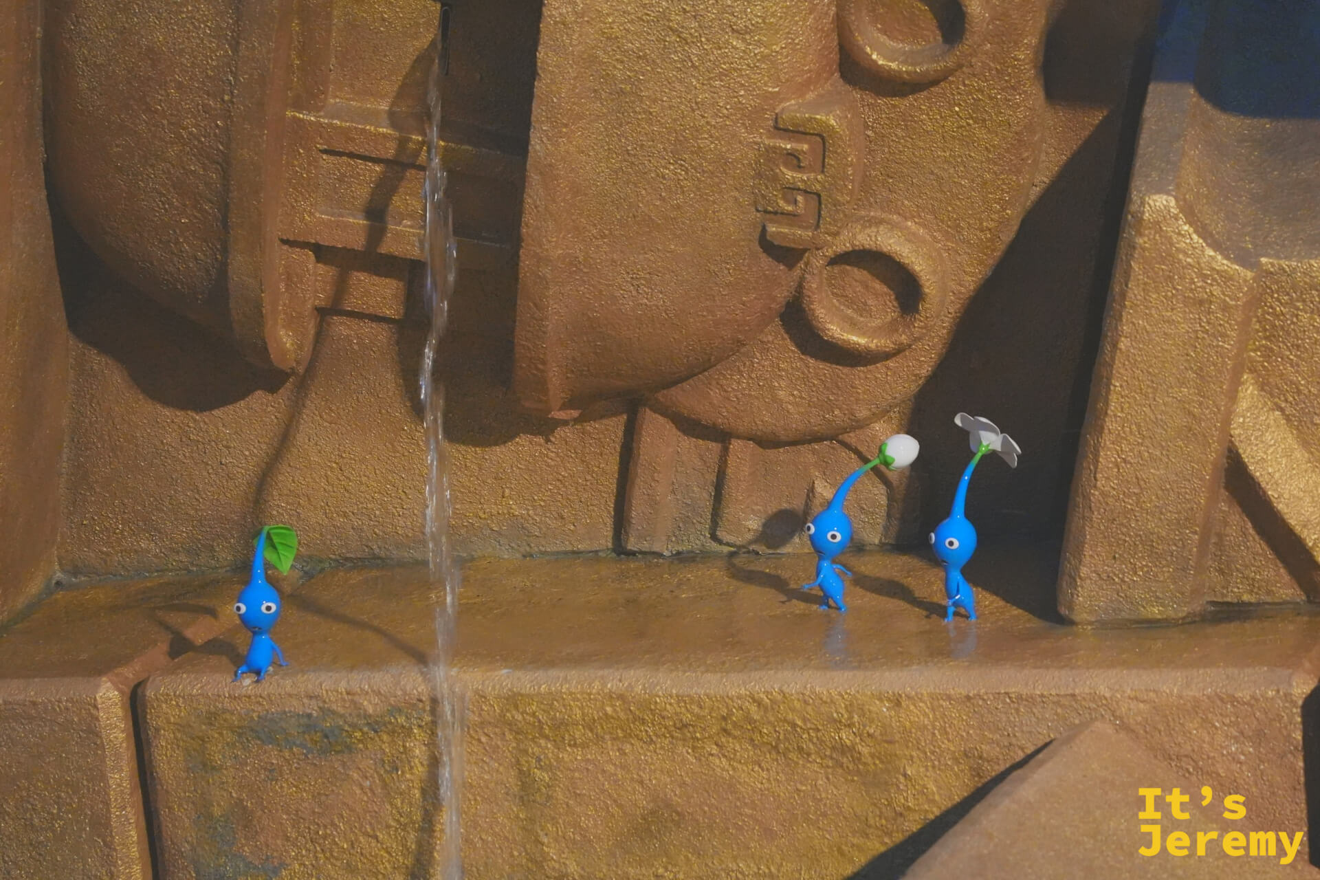 DKC 區域的石牆水流旁，三隻藍色 Pikmin 出現在縫隙中，充滿驚喜感的彩蛋細節