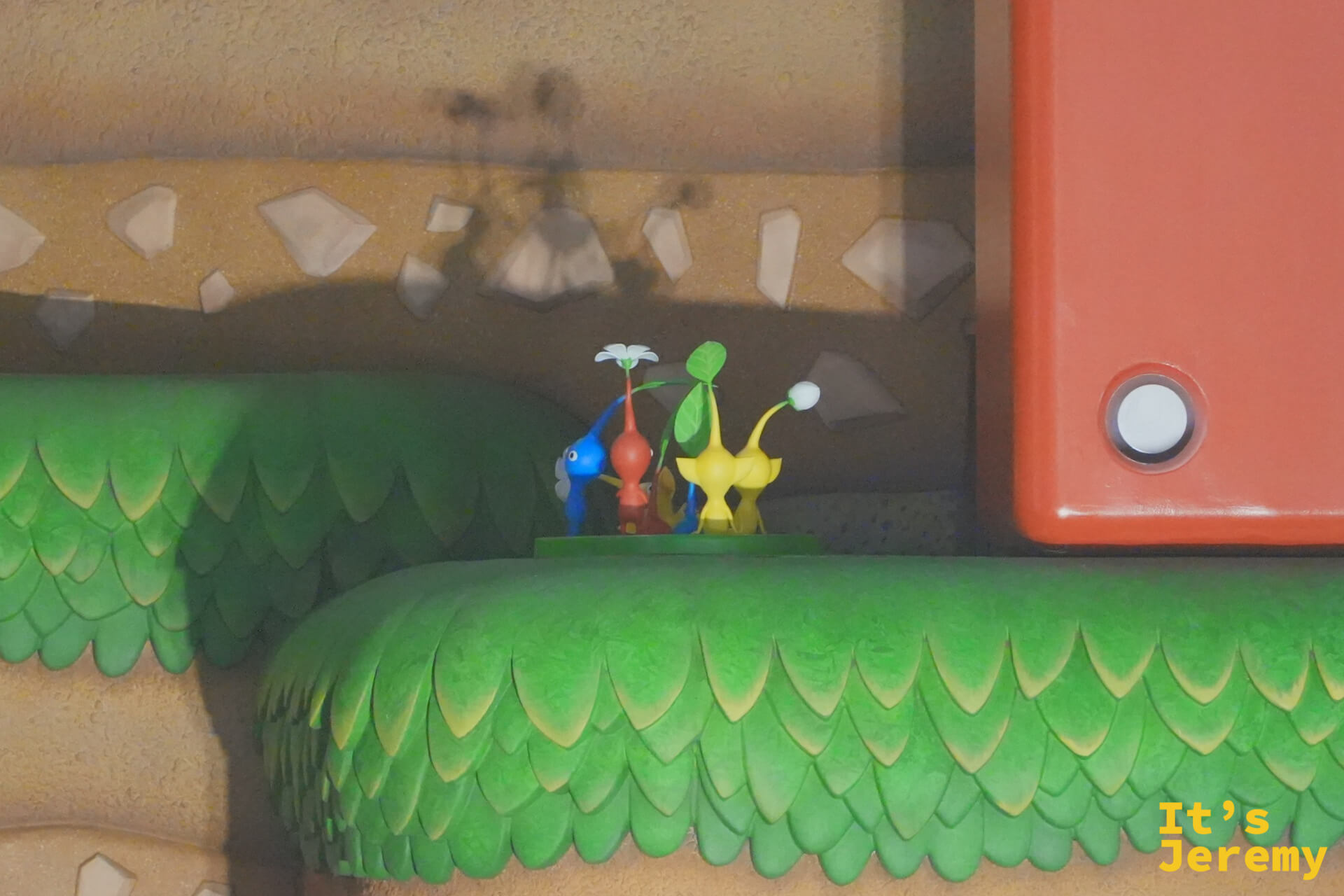 SNW 場景隔板上的三隻 Pikmin——藍色、紅色與黃色，頭頂各自不同的花或葉子