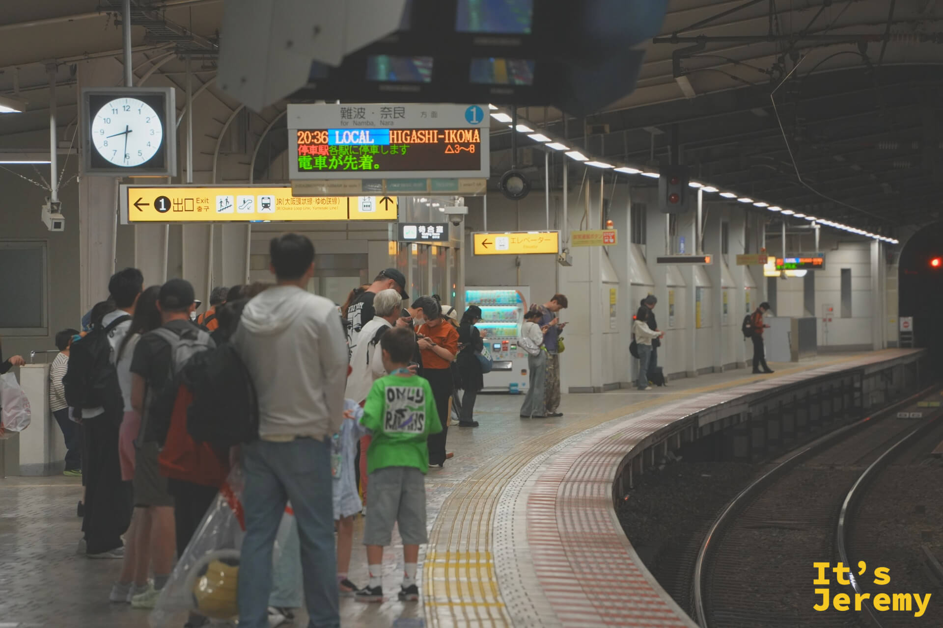 閉園後的月台，即使深夜仍然人聲鼎沸，「先讓車先走」的廣播不停提醒著