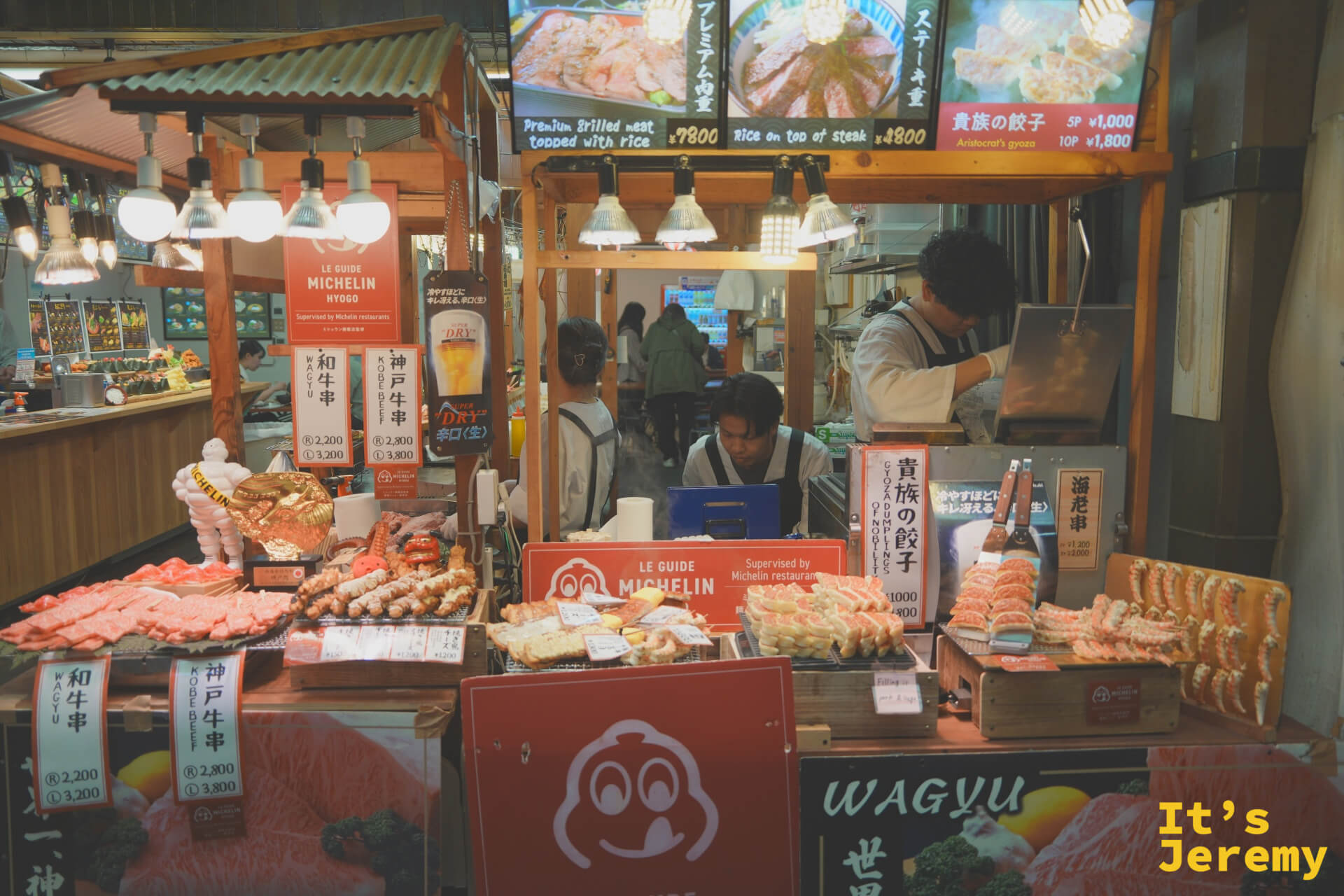 煎餃攤位一景，Michelin 監製標誌與神戶牛擺盤同框