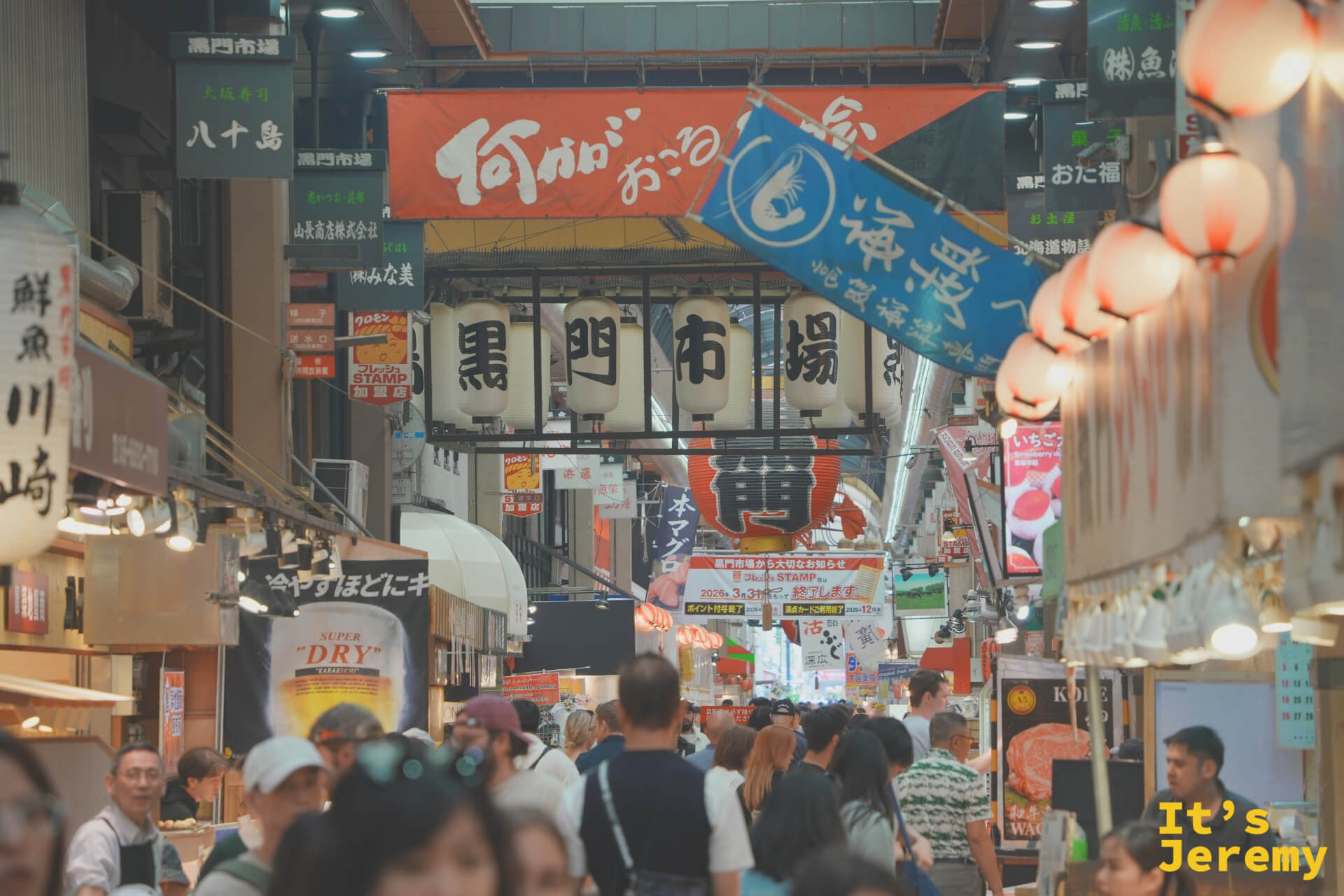 市場深處的景深，黒門市場字樣的燈籠串懸掛其中