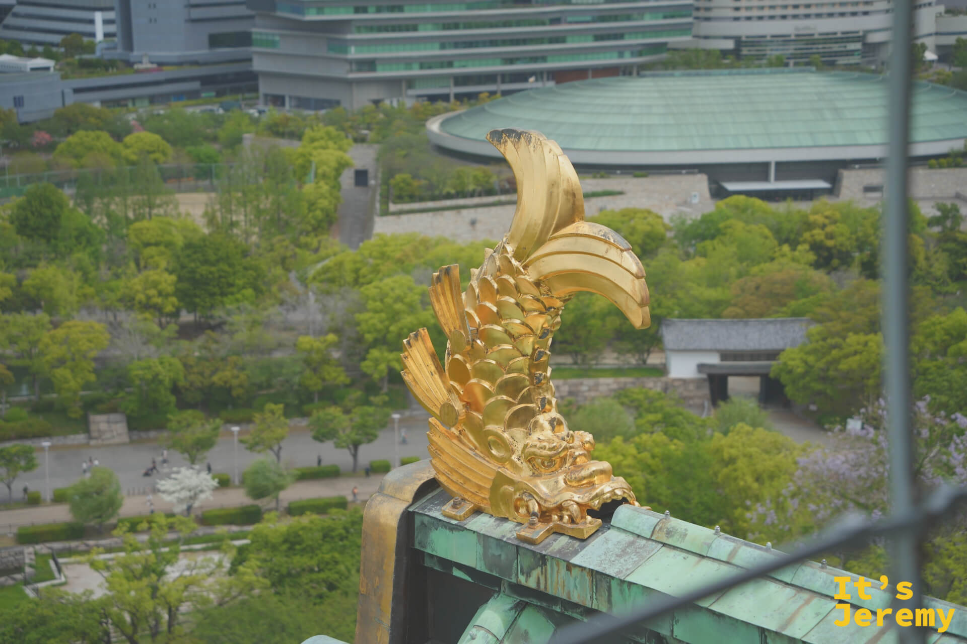 金鯱與京セラドーム（大阪棒球場）在同一畫面，翠銅屋頂和圓頂球場形成對比