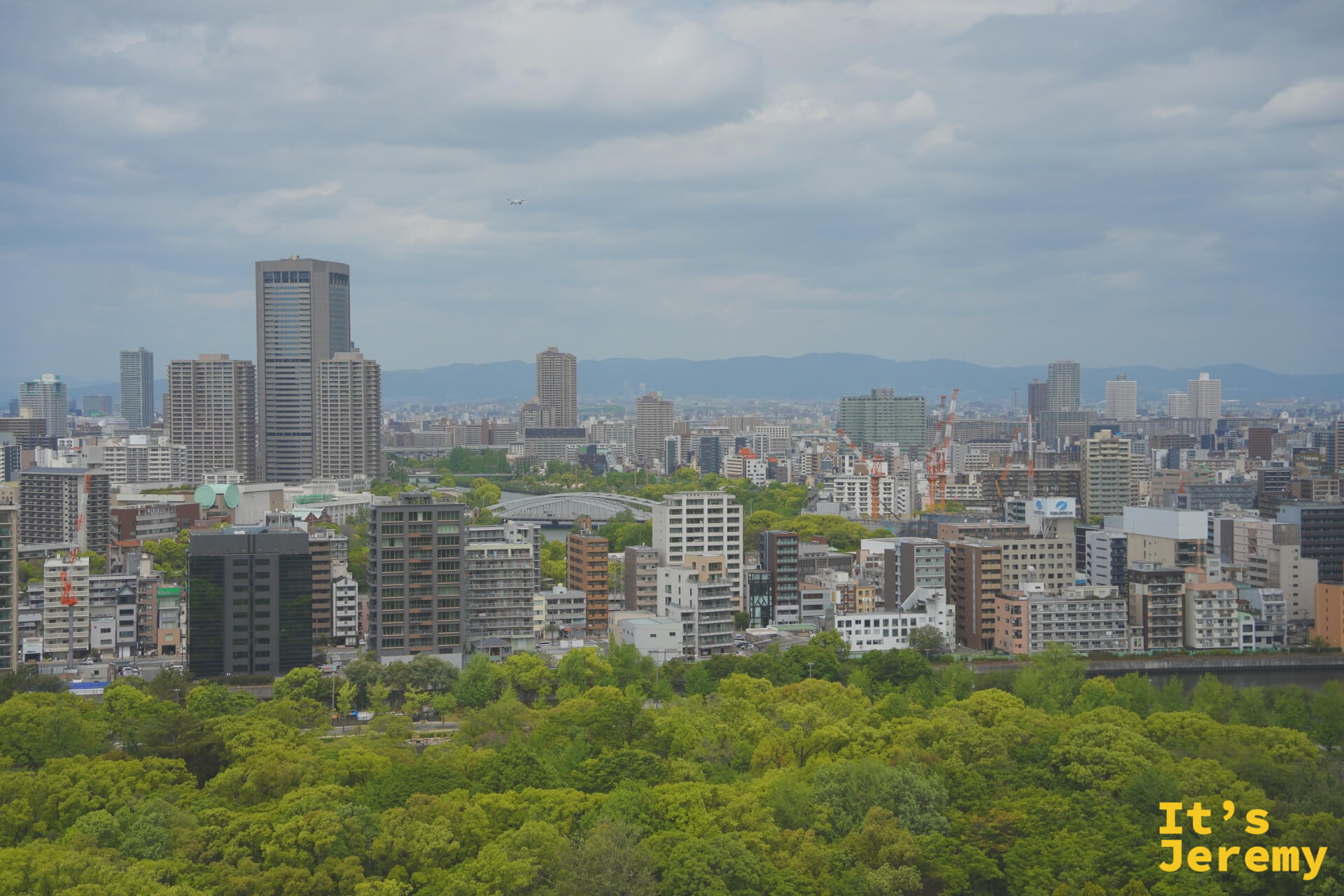 展望台另一方向的大阪市區，城下公園綠意和都市密度形成對比