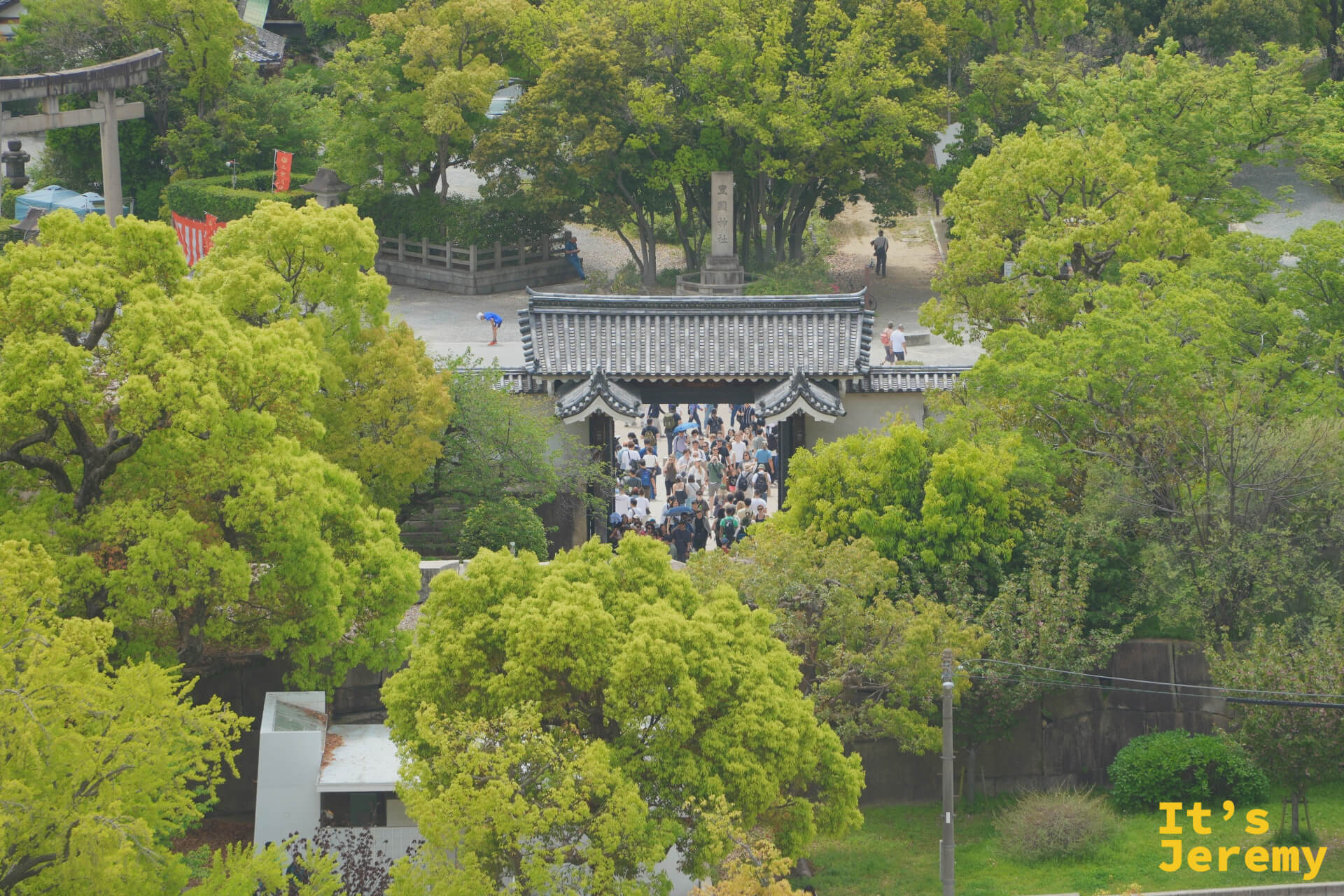 從展望台俯瞰城門廣場，人潮在古老城門與鳥居之間穿梭
