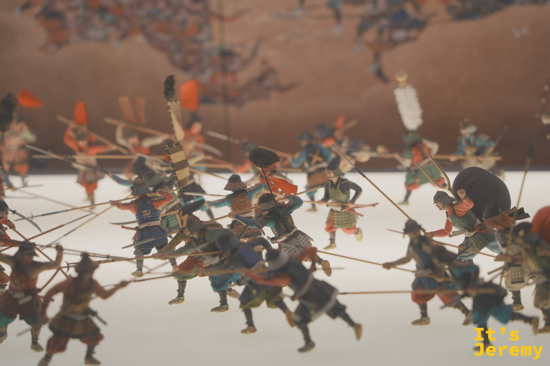 大坂之陣模型另一角度，弓兵與步兵激戰場景，背後是戰場屏風畫