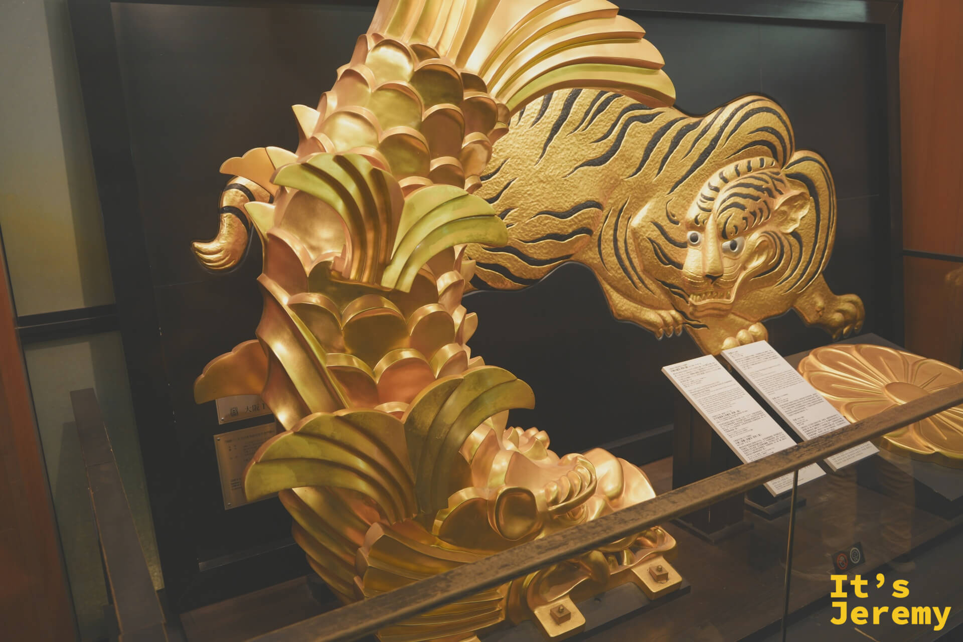 展示廳內的金色大虎鯱復原模型，搭配文物解說牌