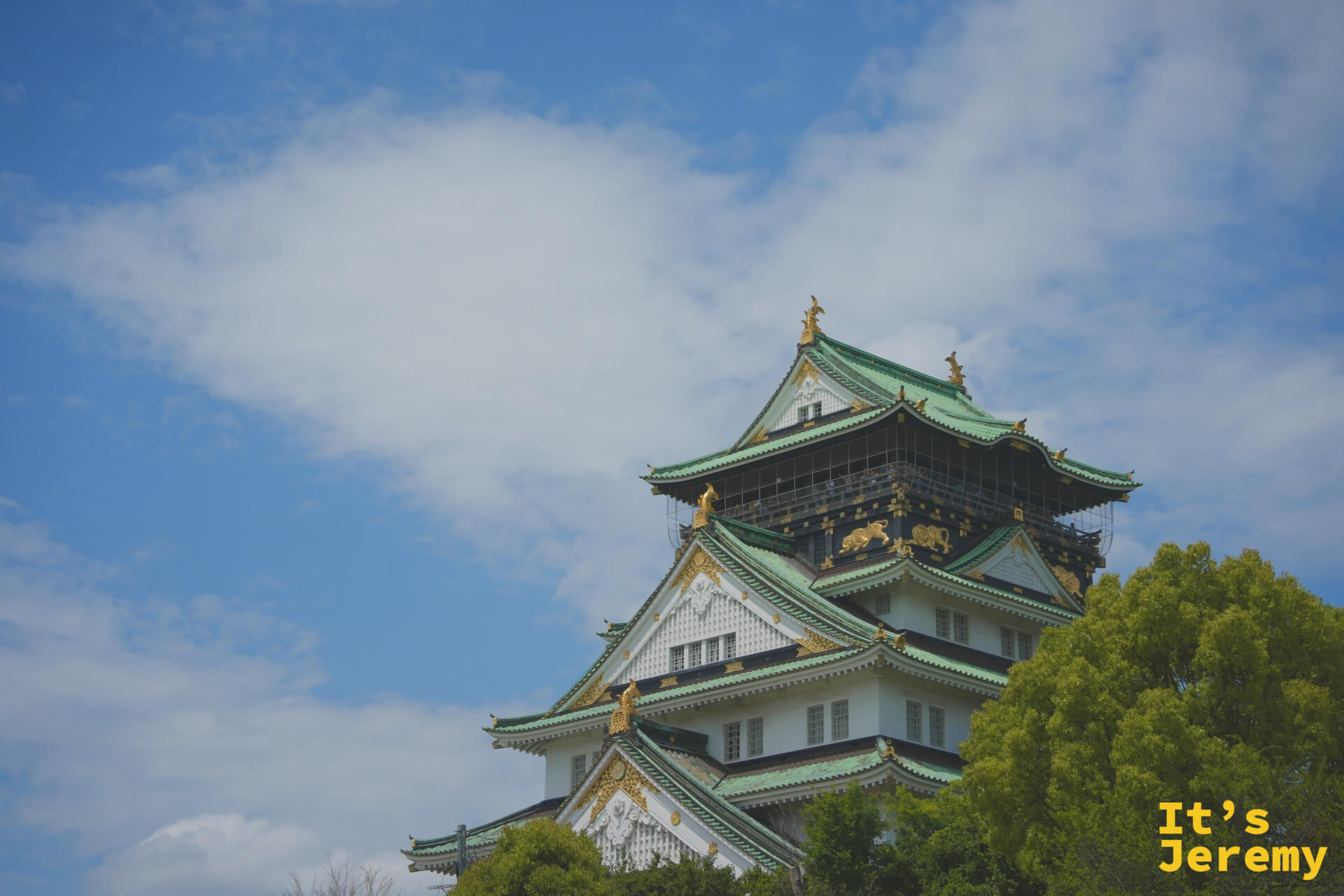 大阪城天守閣側面，大片藍天與城樓形成強烈的比例感