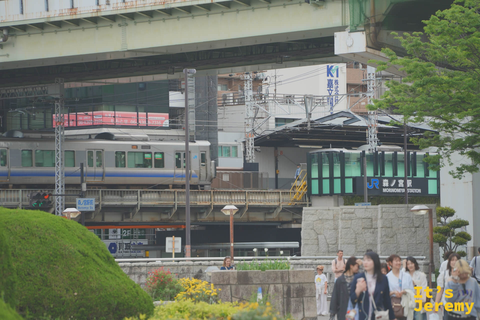 JR 森ノ宮駅站牌近拍,電車停靠月台,行人在前方廣場穿梭