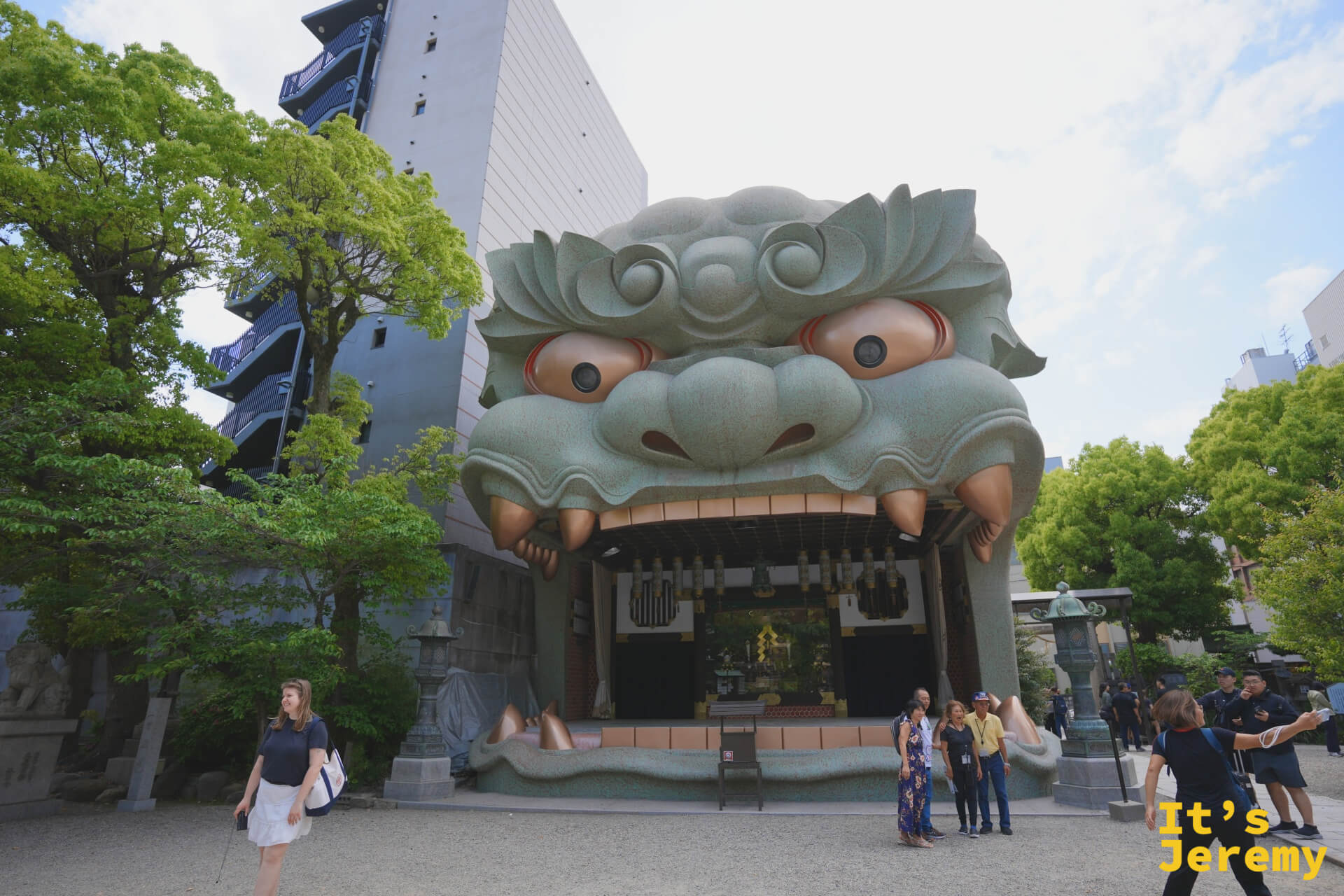 難波八阪神社獅子頭舞台全景，觀光客在前方留影