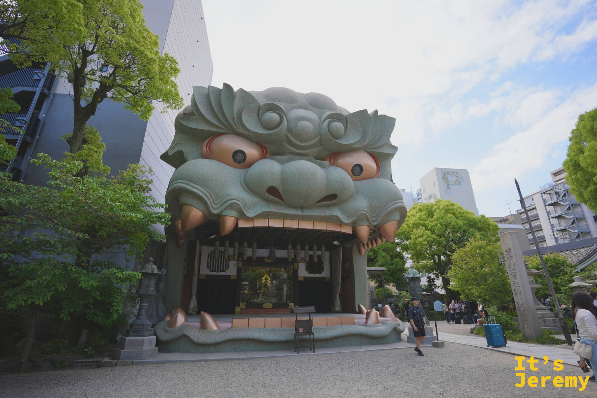 換個角度看獅子頭，無人時更能感受建築體量