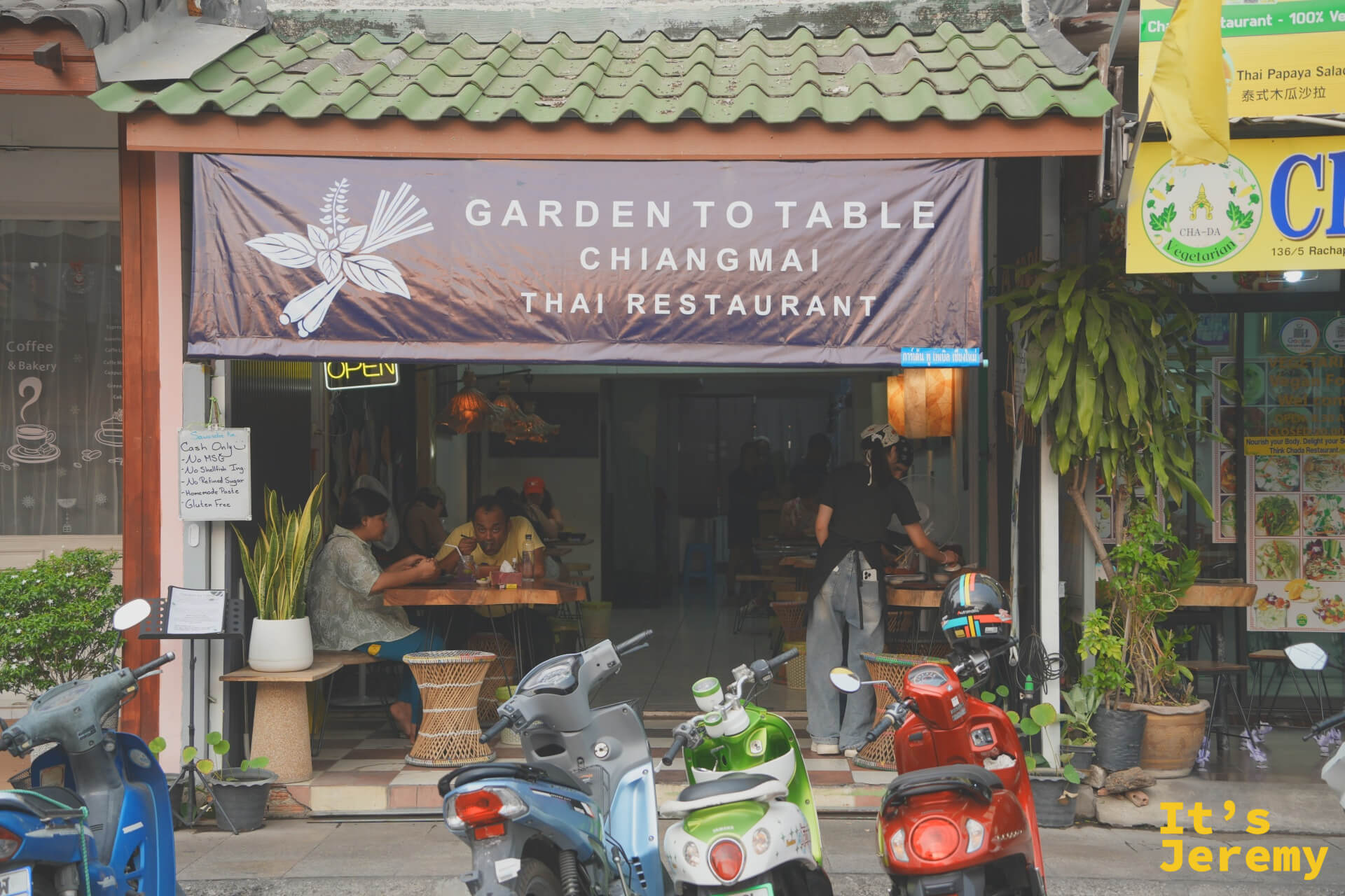 Garden to Table Chiangmai 店門口，招牌清晰可辨，門前停著幾輛機車