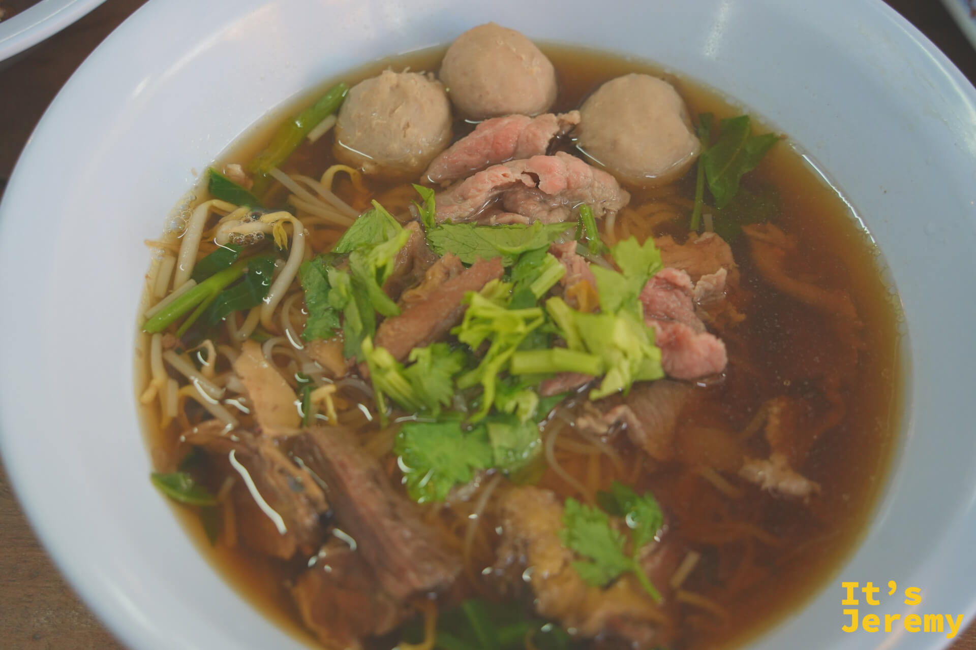 Sen Yai 完成品特寫，牛肉丸、薄切牛肉、細麵、豆芽、香菜一碗俱全