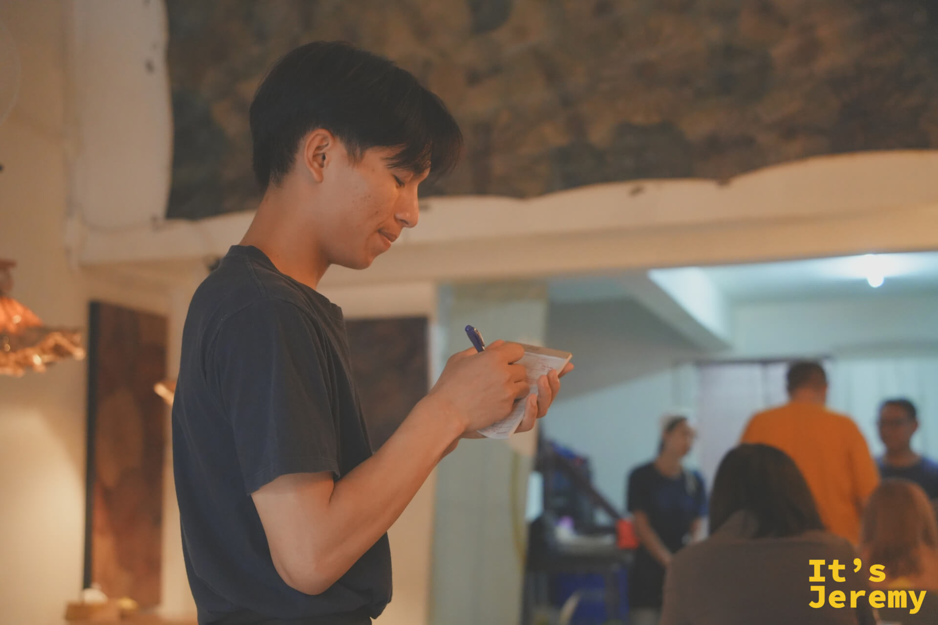 服務生手寫點單，溫暖的人情味是這裡的另一道風景