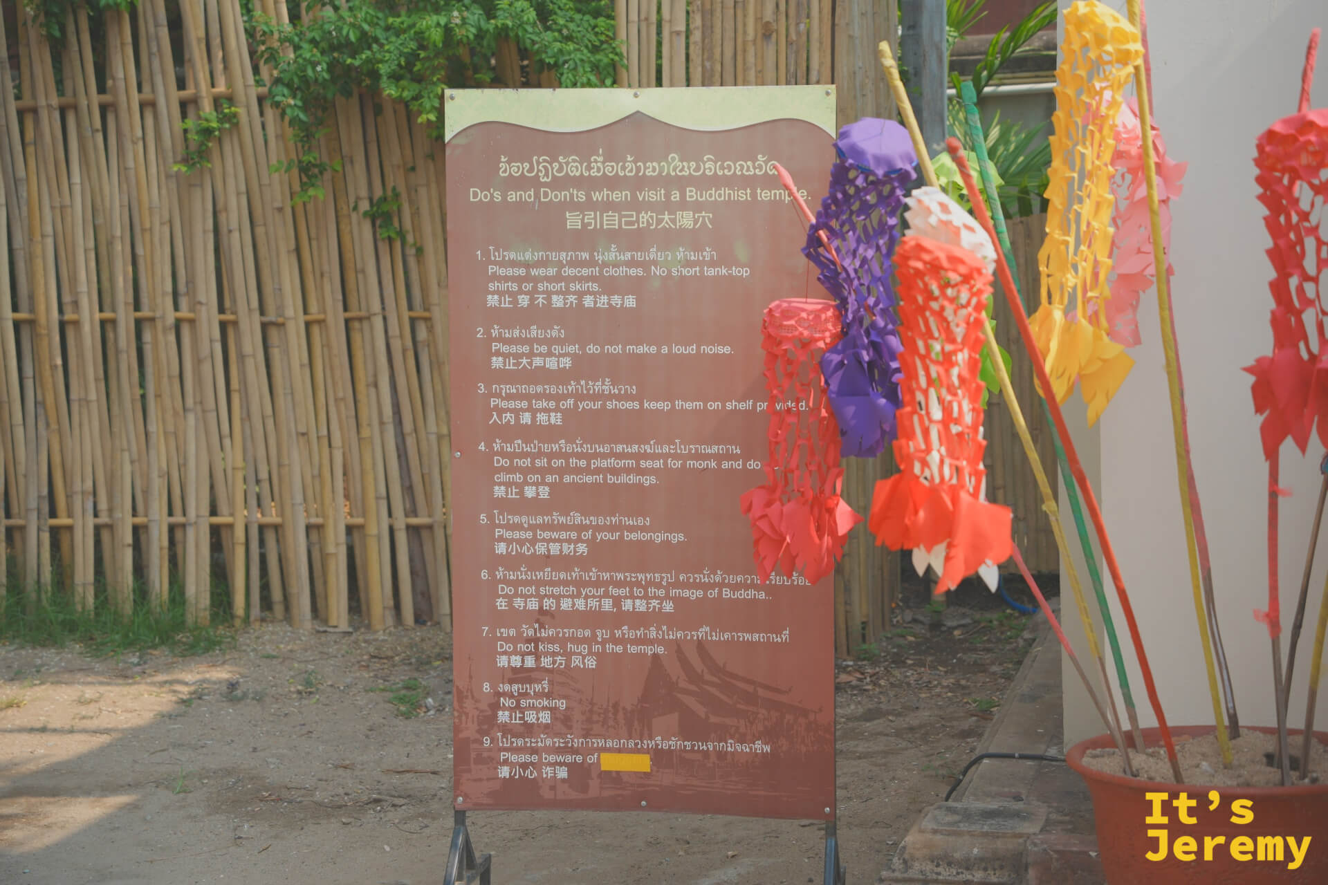 盼道寺入口告示牌，泰、英、中三語列出參觀 Do