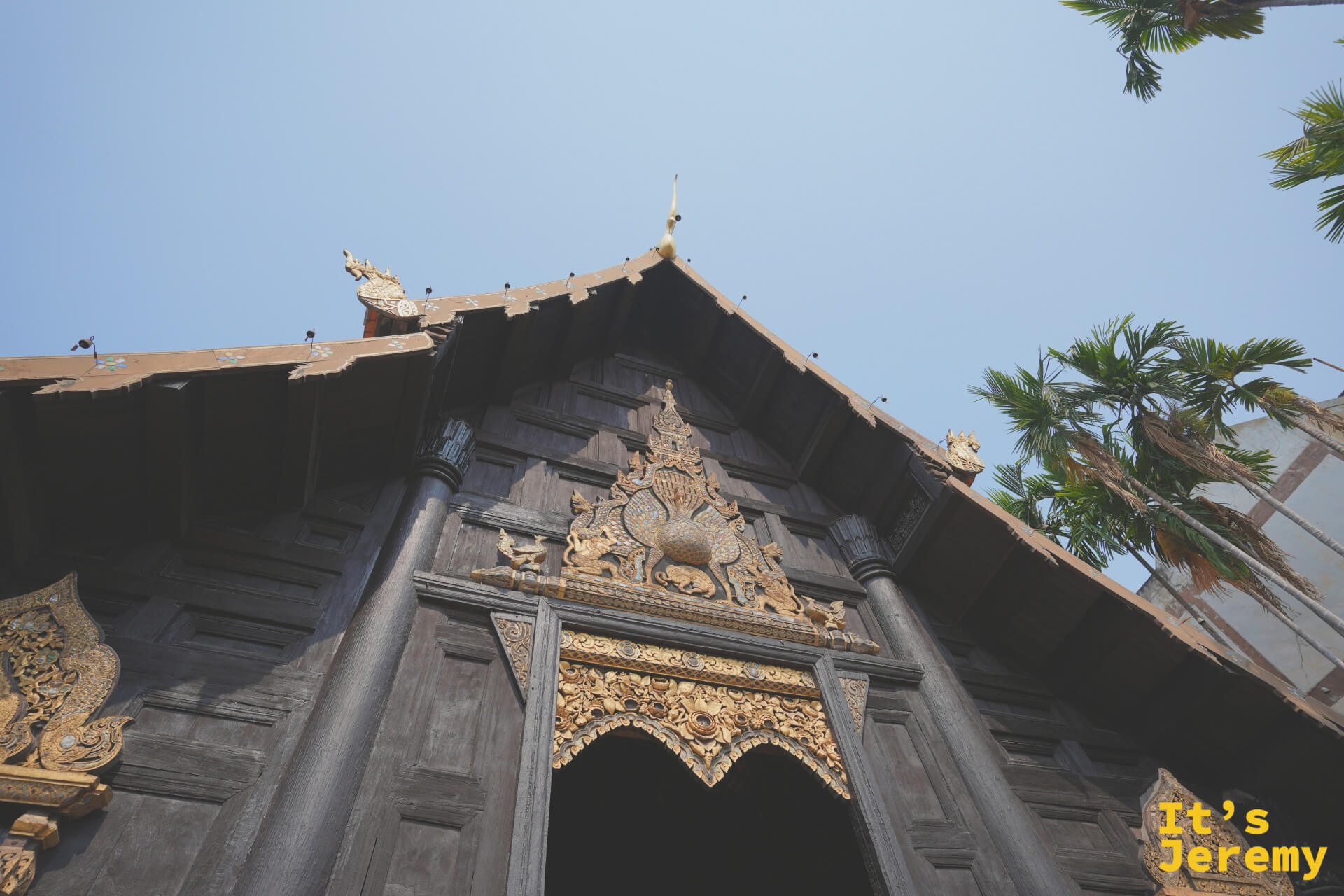 盼道寺大殿山牆，金色孔雀浮雕居中，蘭納工藝細節清晰可見