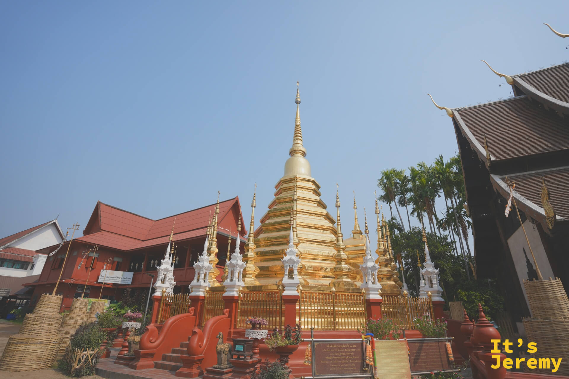 盼道寺金色蘭納式舍利塔，底部白色小塔環繞，陽光下耀眼奪目