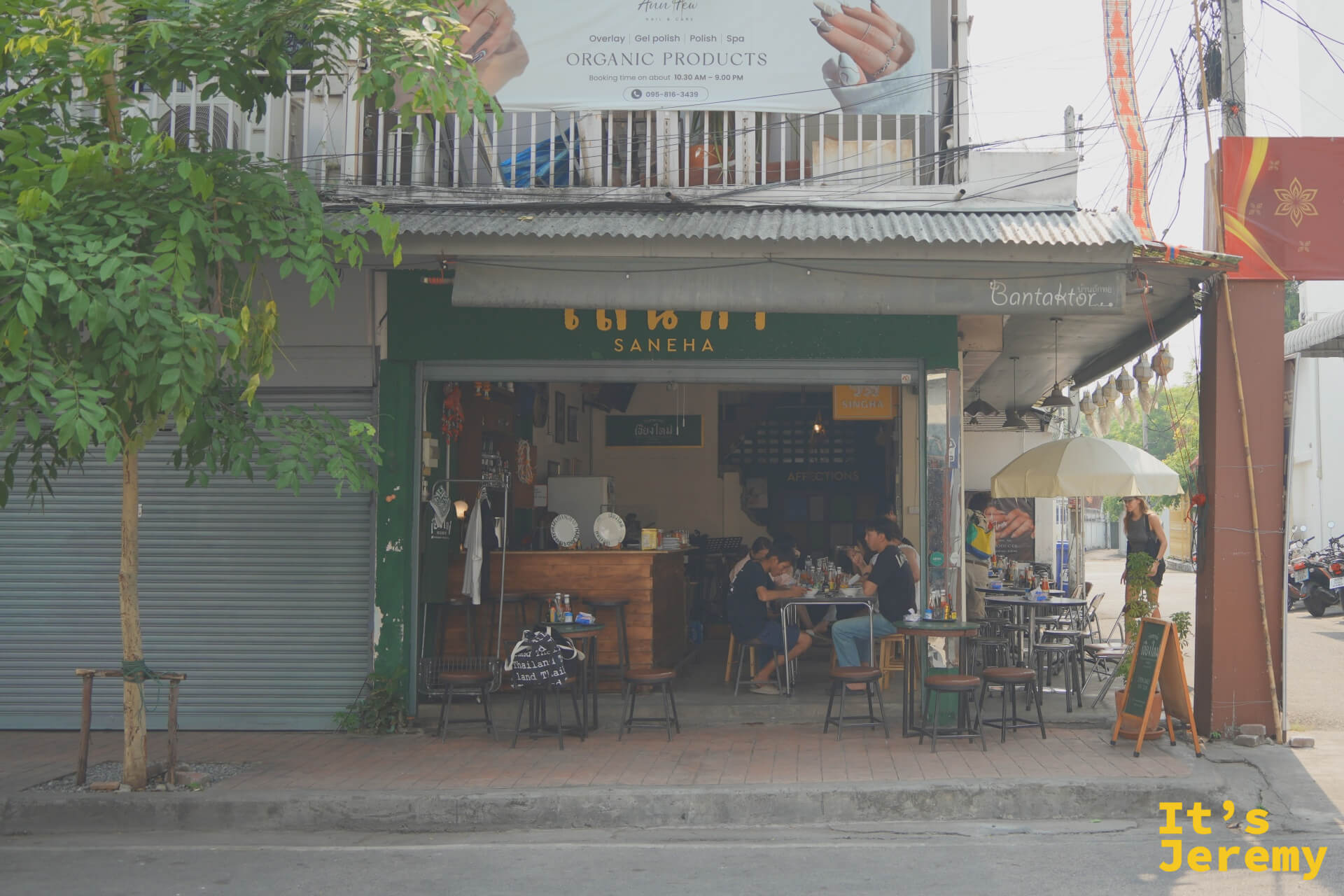 SANEHA 店面外觀,深綠色招牌、木頭桌椅,店內外都有客人