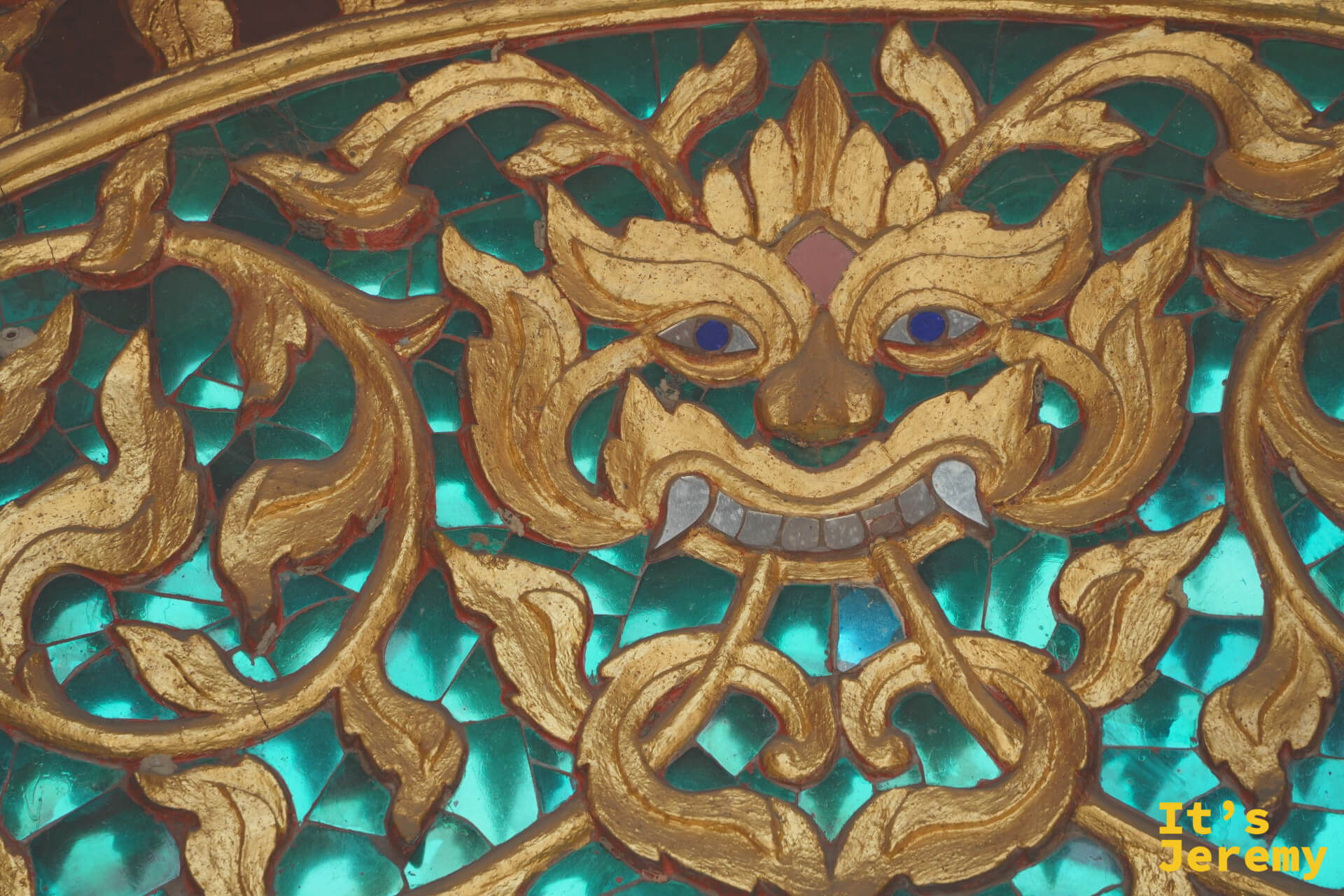 殿內某處的金色惡鬼臉(鬼面)裝飾,以藍綠色背景襯托,表情生動