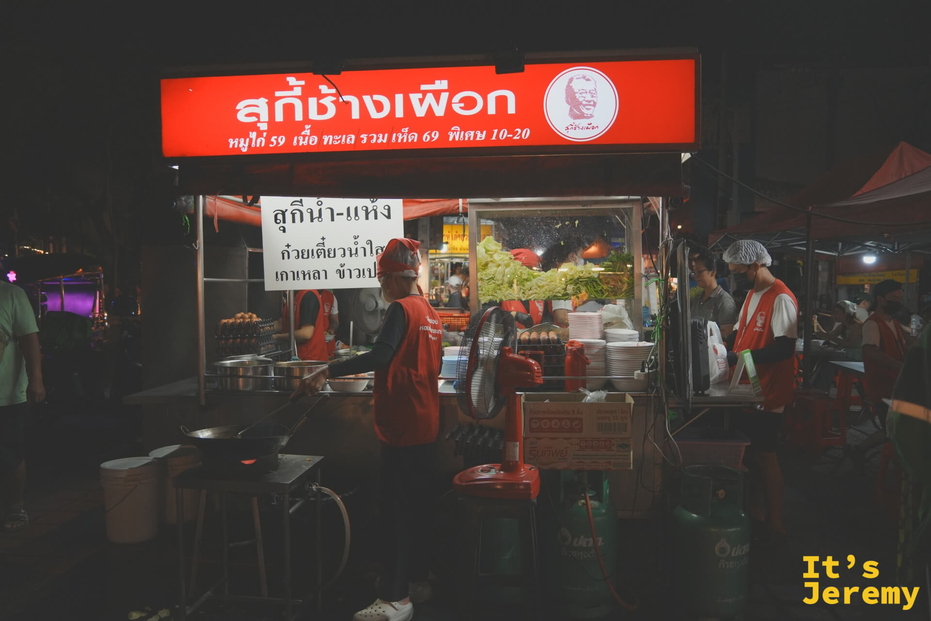 入夜後的สุกี้ช้างเผือก攤位,鮮紅招牌在黑夜中格外顯眼